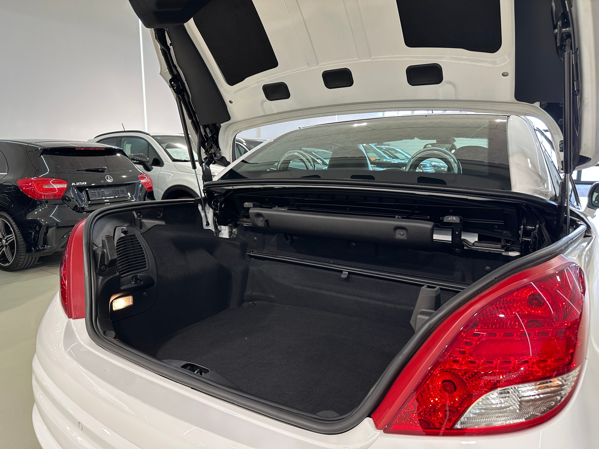 PEUGEOT 207 CC 1.6 16V Turbo Swiss Edition-image-11
