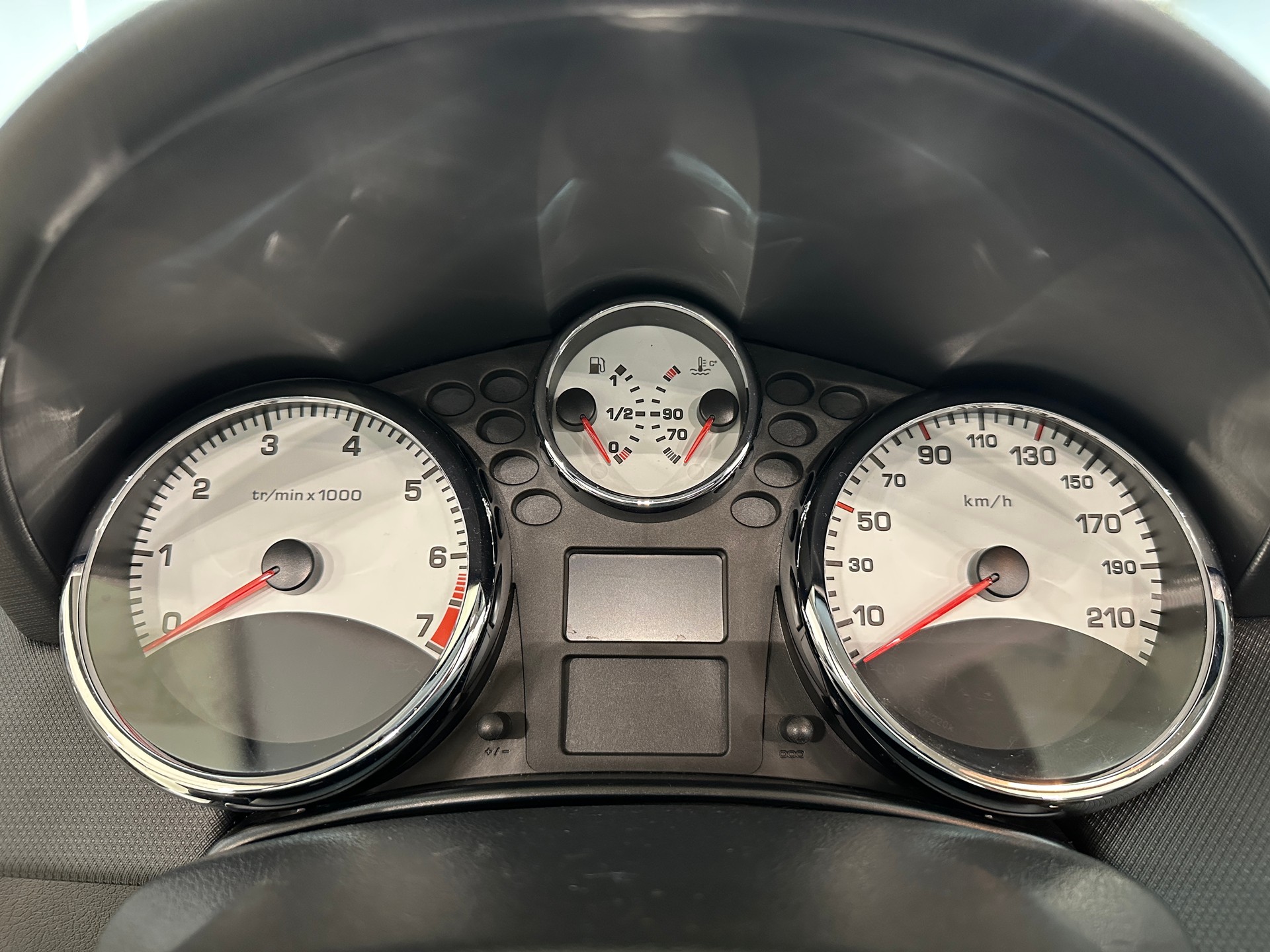 PEUGEOT 207 CC 1.6 16V Turbo Swiss Edition-image-21