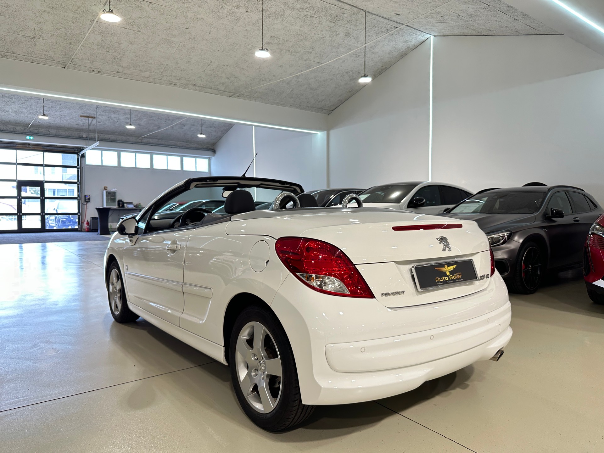 PEUGEOT 207 CC 1.6 16V Turbo Swiss Edition-image-9