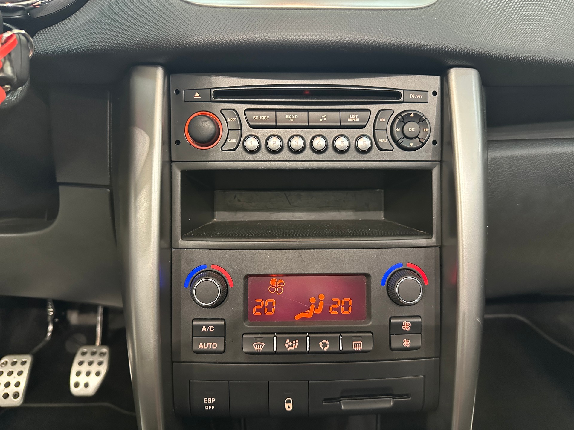 PEUGEOT 207 CC 1.6 16V Turbo Swiss Edition-image-20