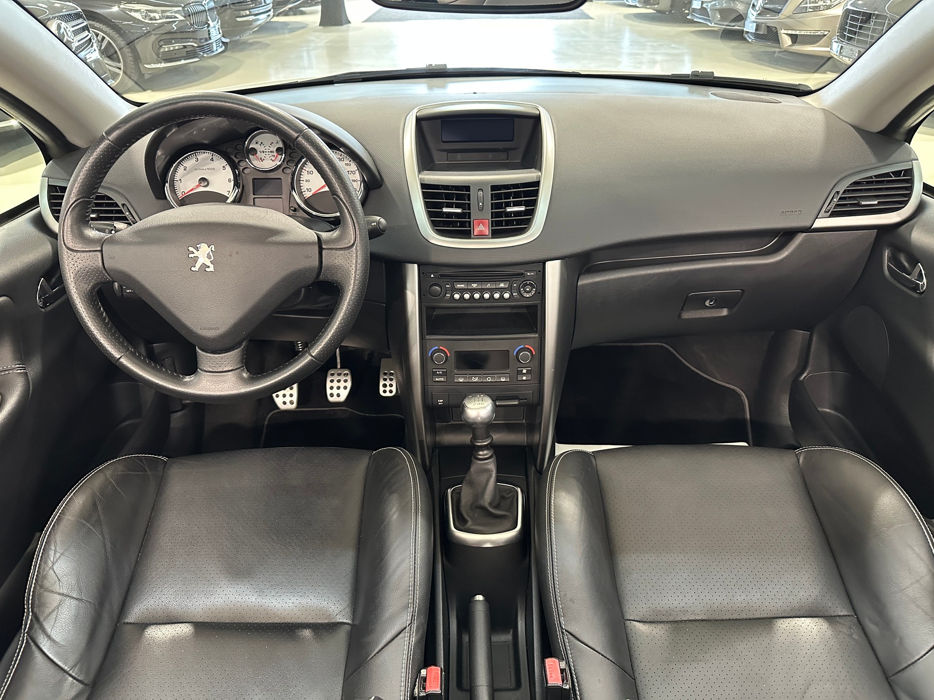 PEUGEOT 207 CC 1.6 16V Turbo Swiss Edition-image-17