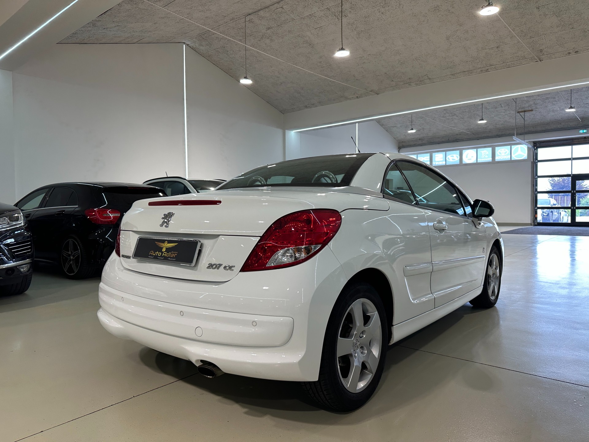 PEUGEOT 207 CC 1.6 16V Turbo Swiss Edition-image-12
