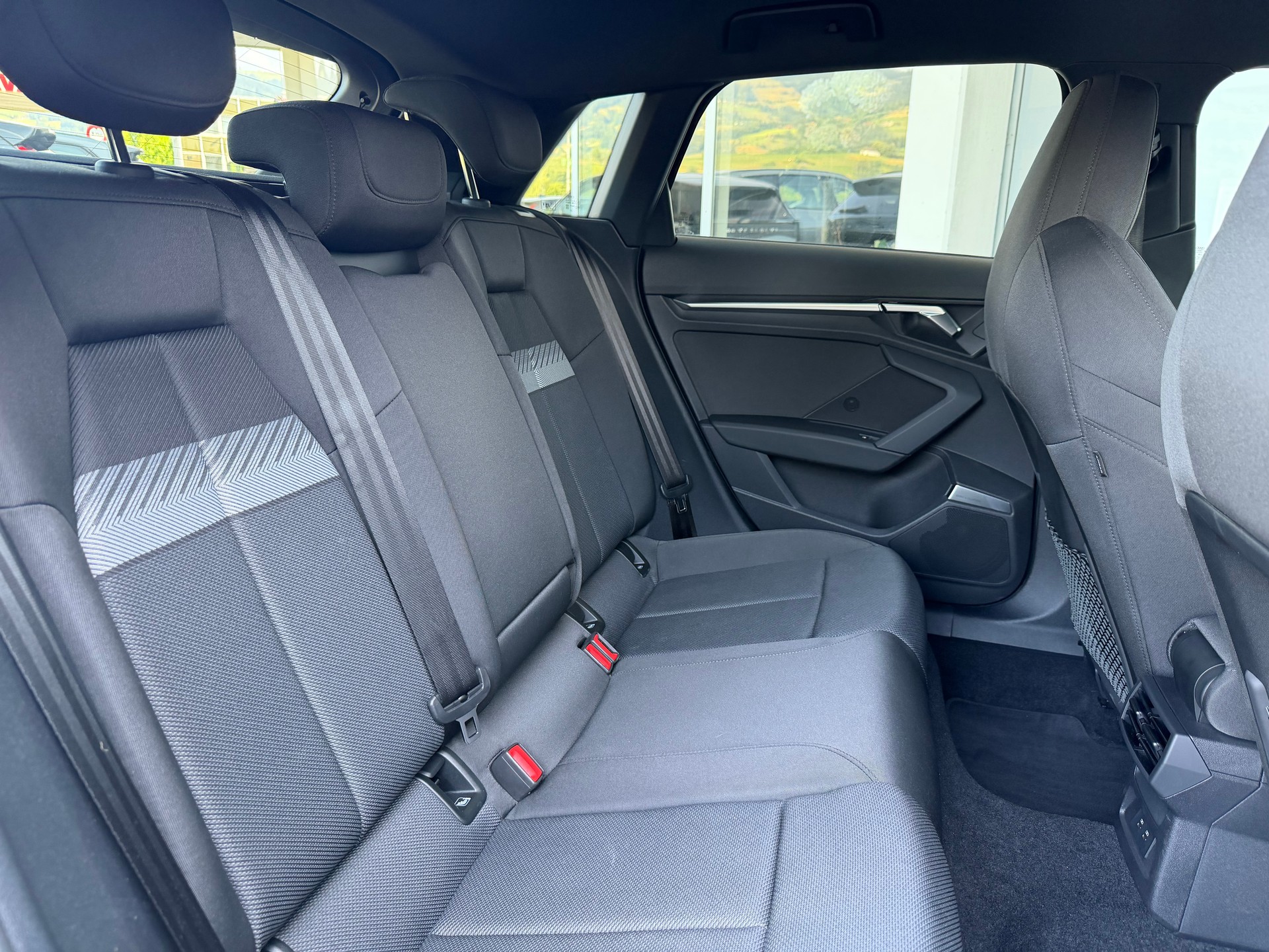 AUDI A3 Sportback 35 TFSI S line Attraction S-tronic-image-5