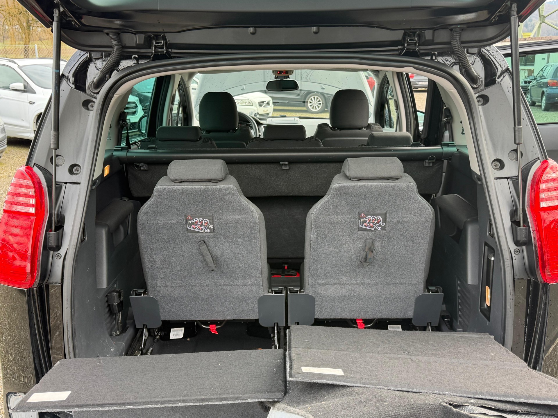 PEUGEOT 5008 2.0 HDi-image-10