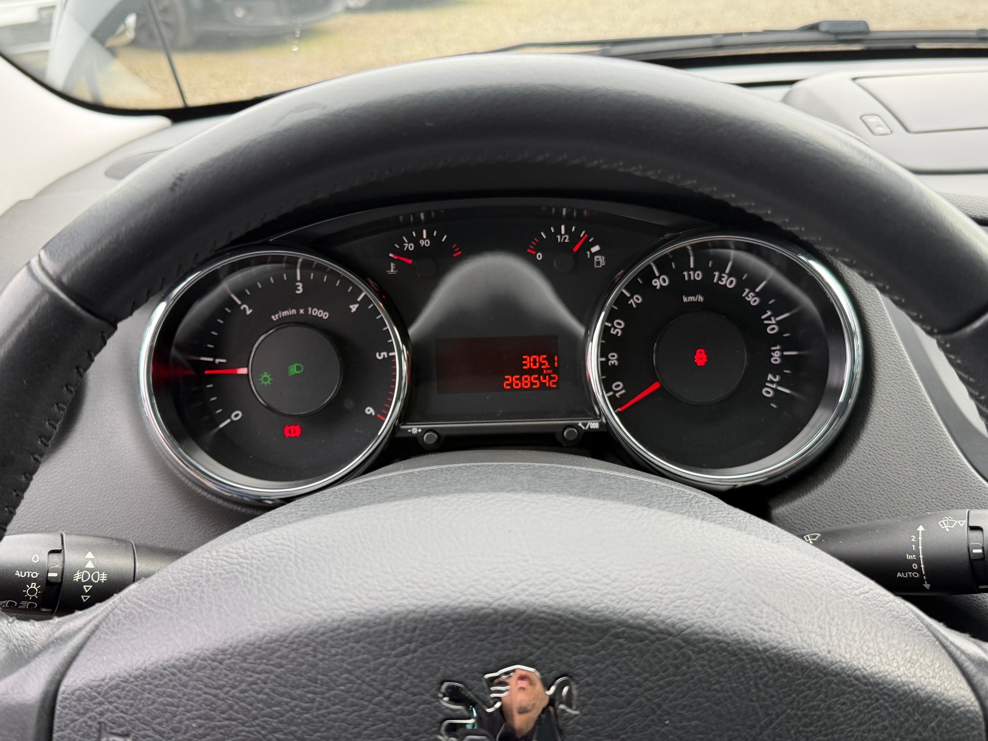 PEUGEOT 5008 2.0 HDi-image-3