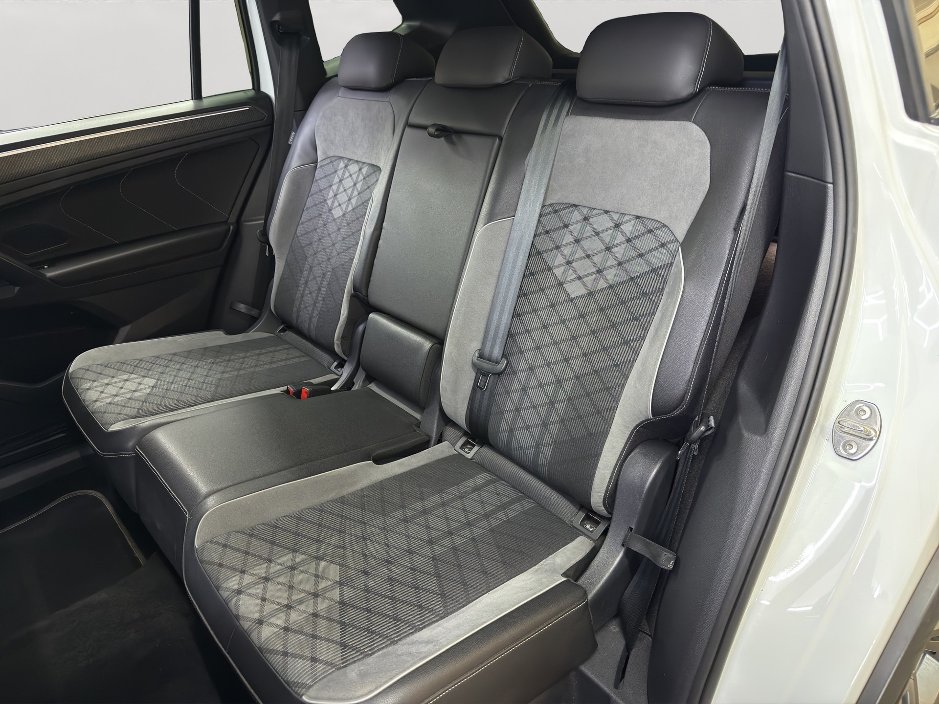 VW Tiguan Allspace 2.0TSI R-Line 4Motion DSG-image-12