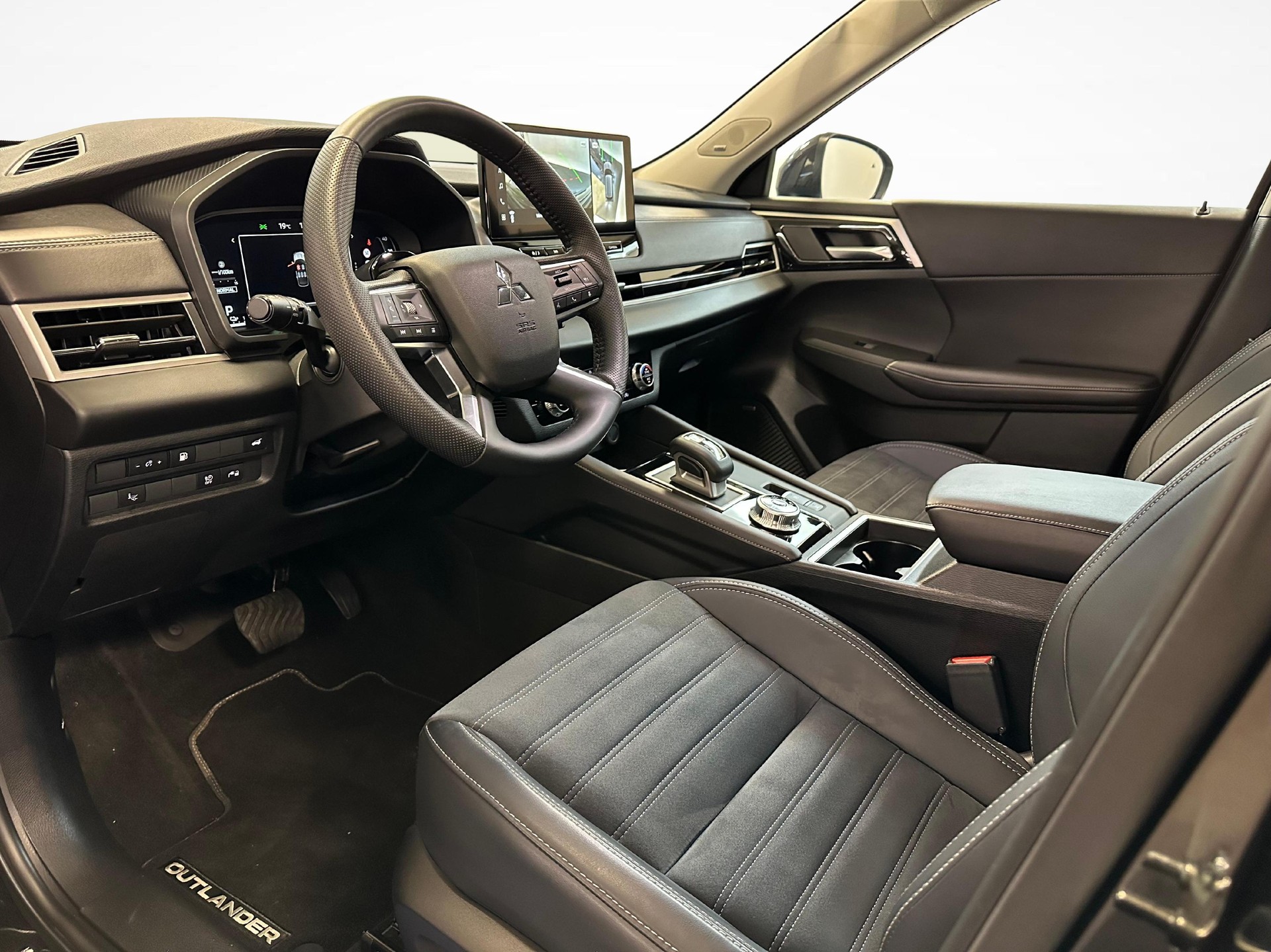 MITSUBISHI Outlander 2.4 PHEV Intense 4x4-showroom-element-3