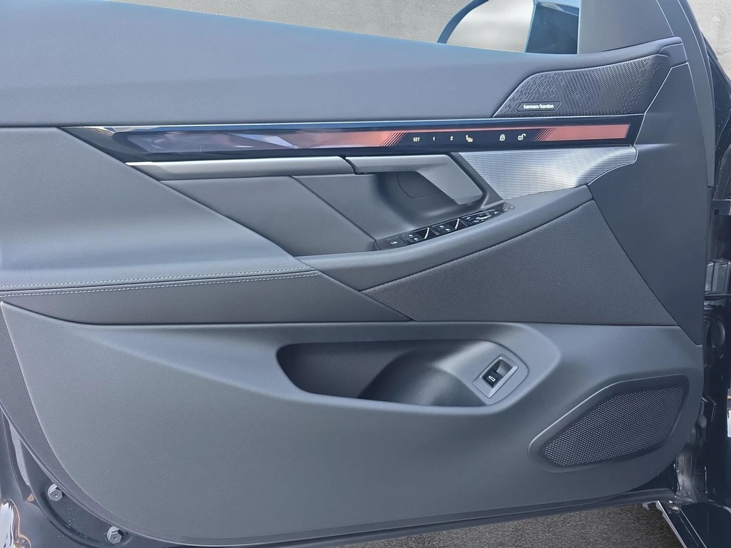 BMW 550e xDrive M Sport Pro Steptronic-image-16