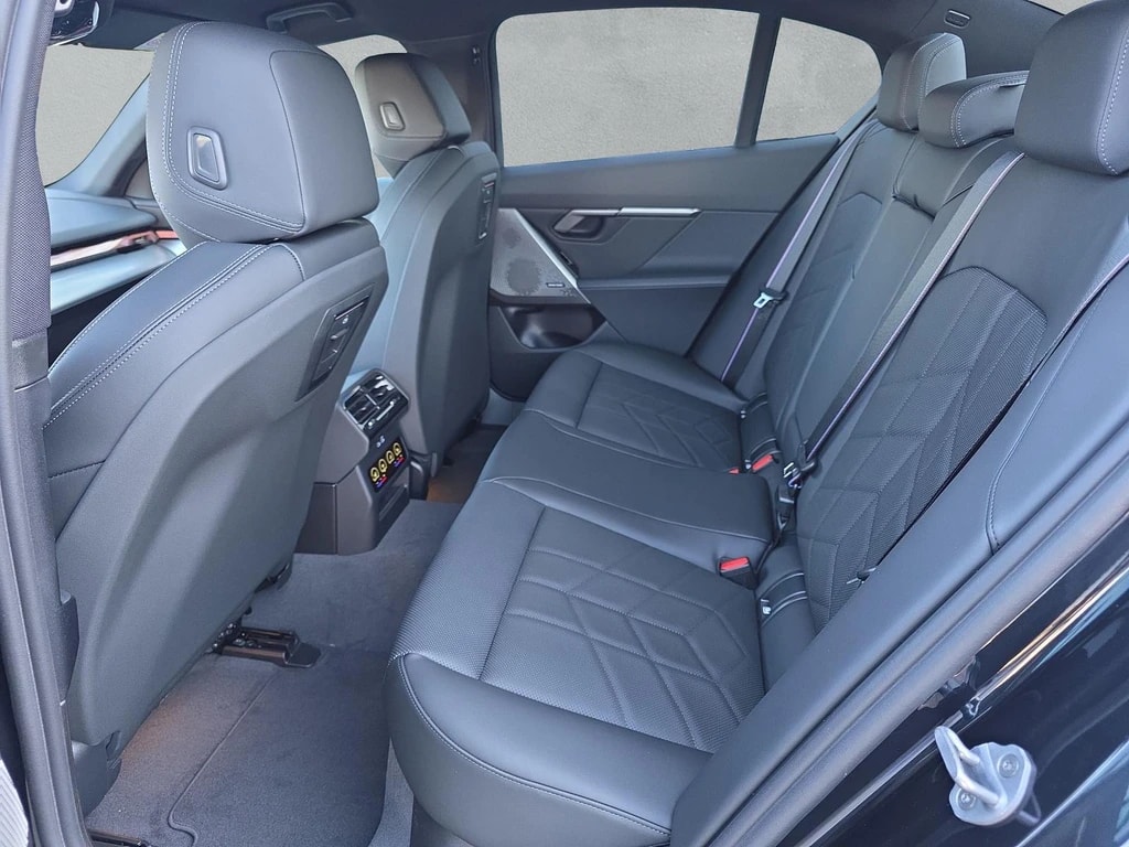 BMW 550e xDrive M Sport Pro Steptronic-image-11