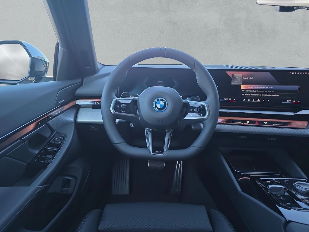 BMW 550e xDrive M Sport Pro Steptronic-image-15