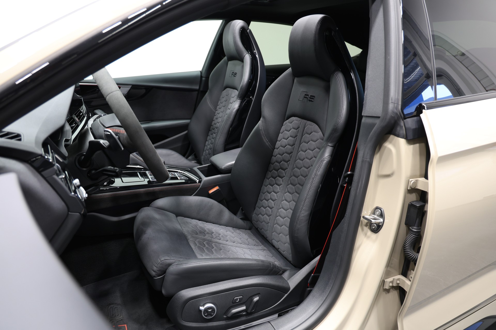 AUDI RS5 Sportback 2.9 TFSI quattro tiptronic *Facelift*Competition Paket*Individual-Lackierung Mocha Latte*-image-17