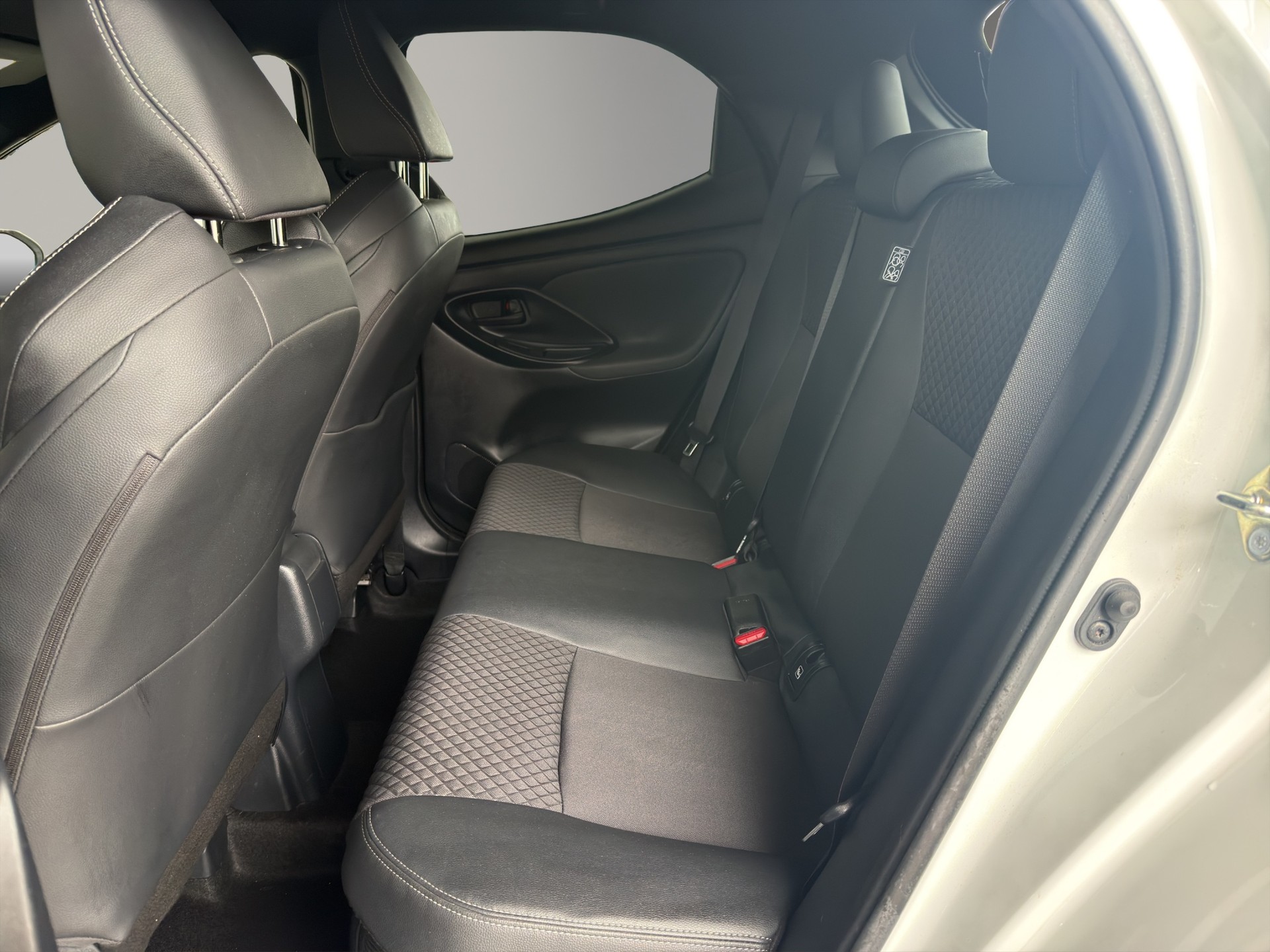 TOYOTA Yaris 1.5 Style e-CVT-image-9