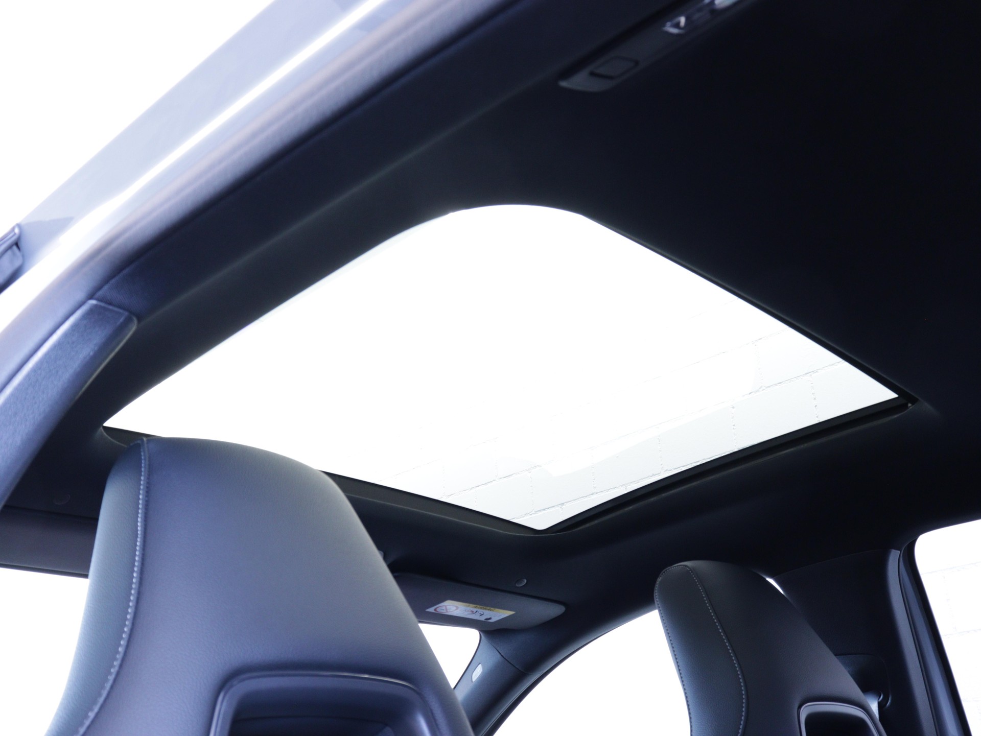 MERCEDES-BENZ A 220 d AMG Line-image-11