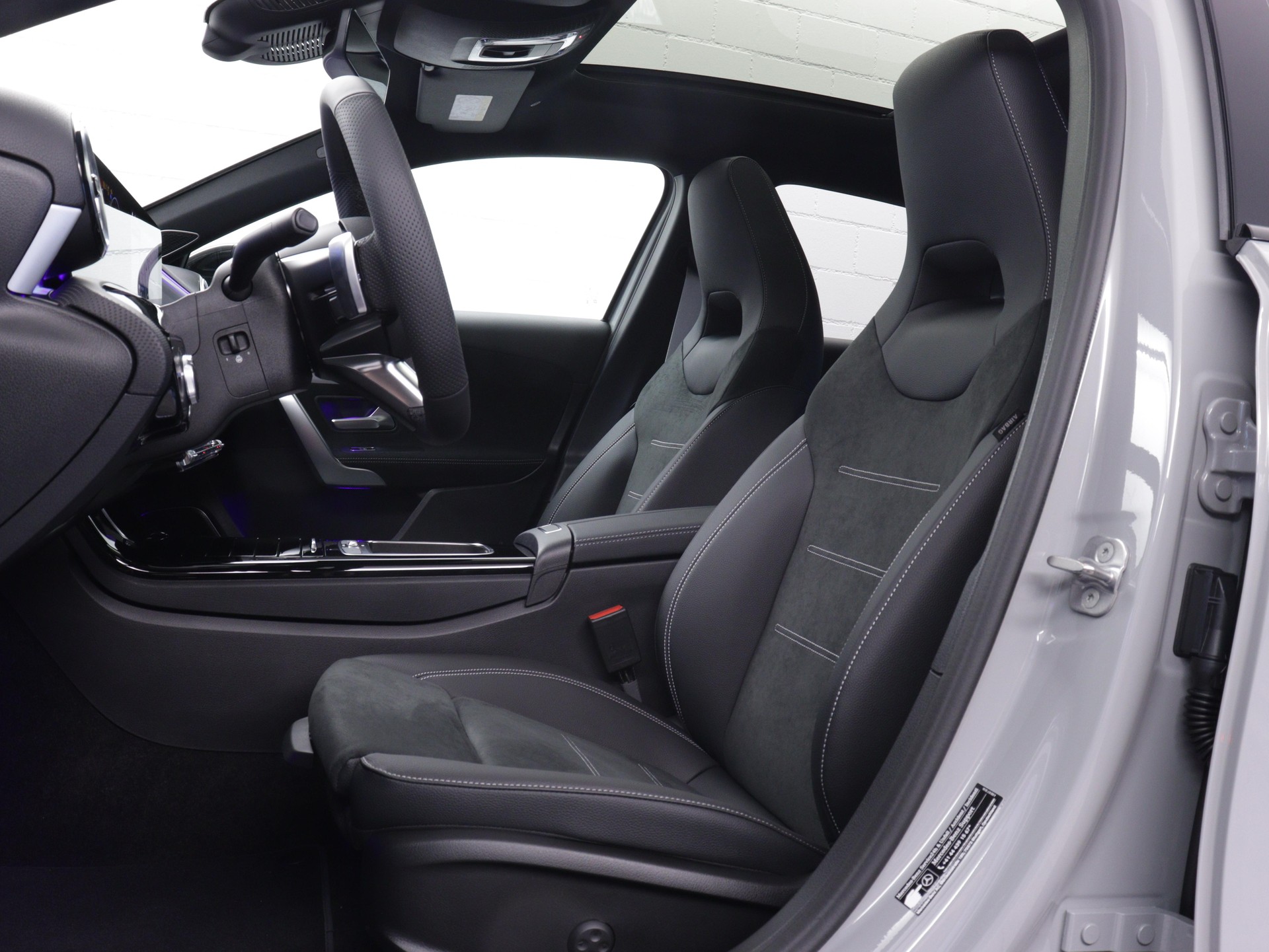 MERCEDES-BENZ A 220 d AMG Line-image-7