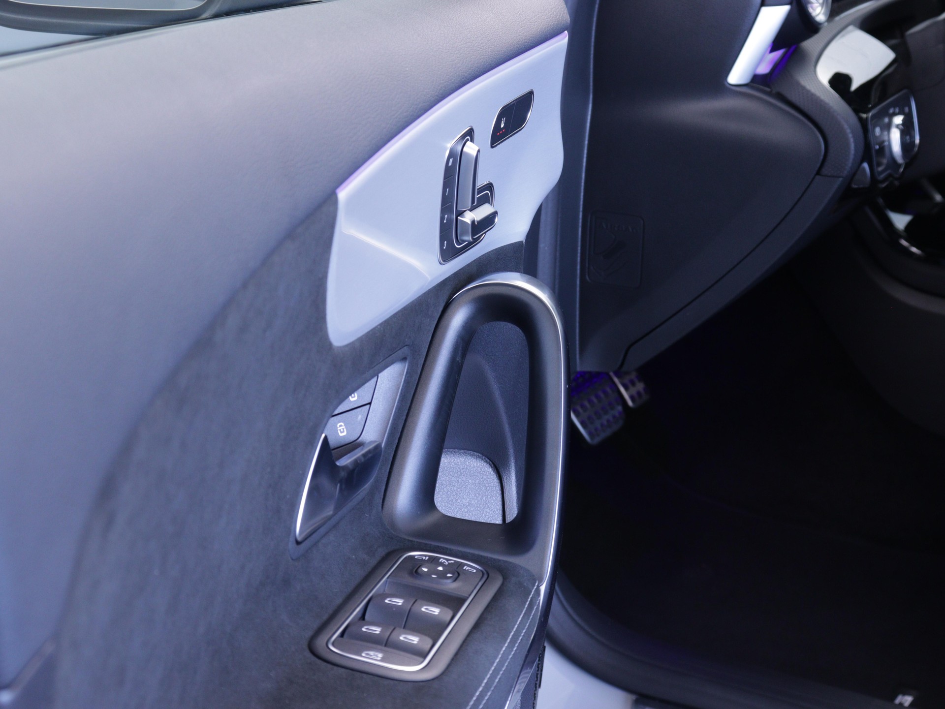 MERCEDES-BENZ A 220 d AMG Line-image-8