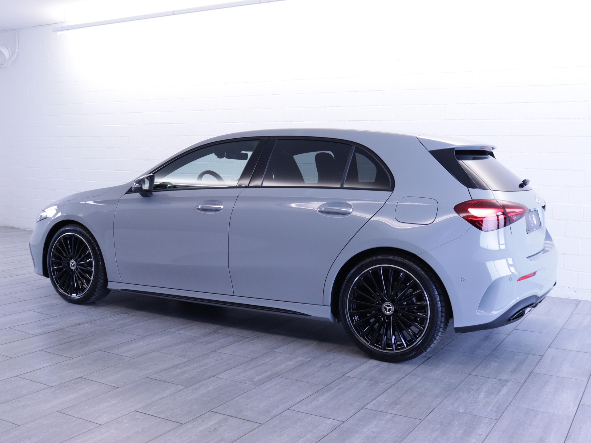MERCEDES-BENZ A 220 d AMG Line-showroom-element-2