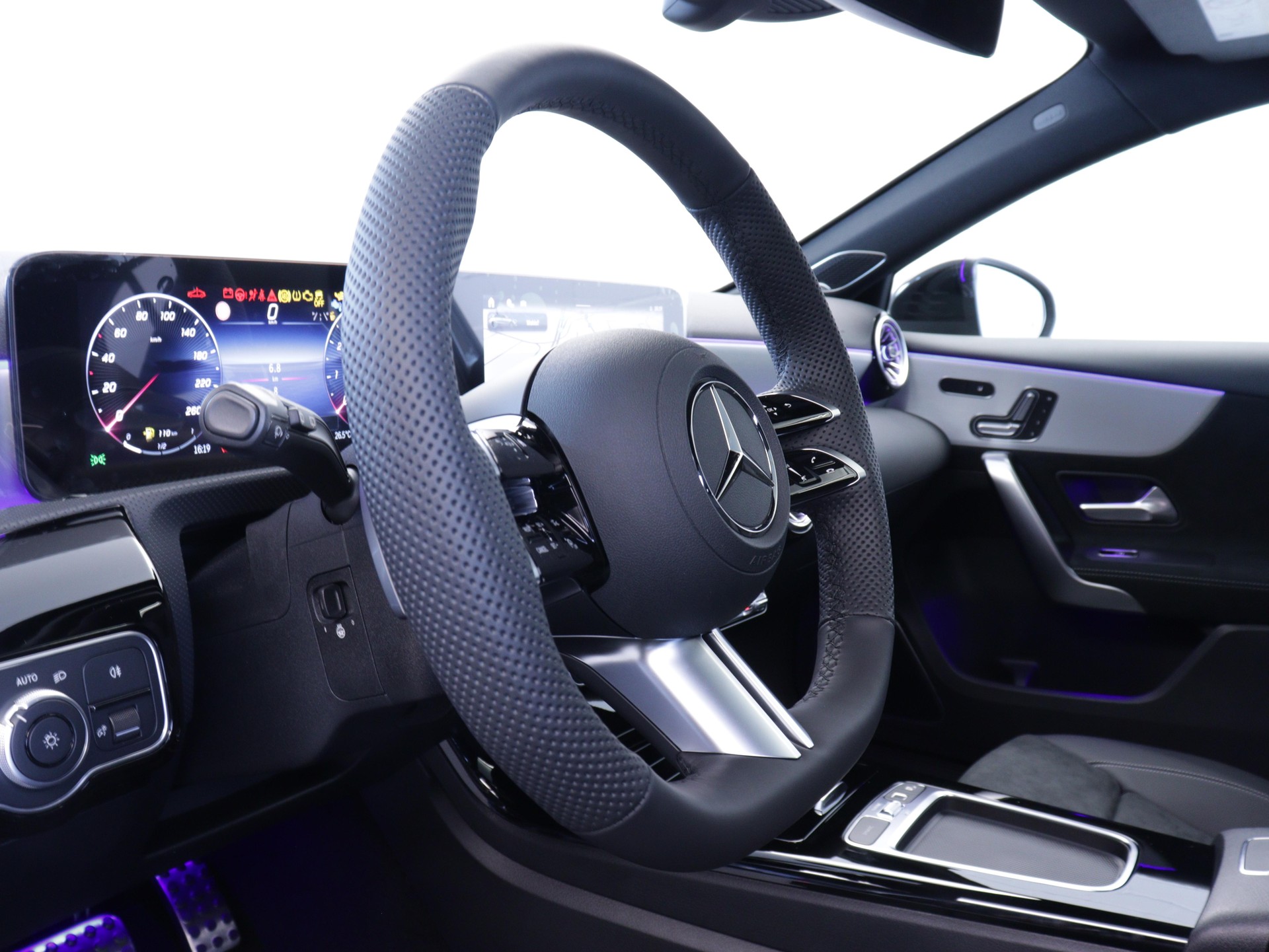 MERCEDES-BENZ A 220 d AMG Line-image-6