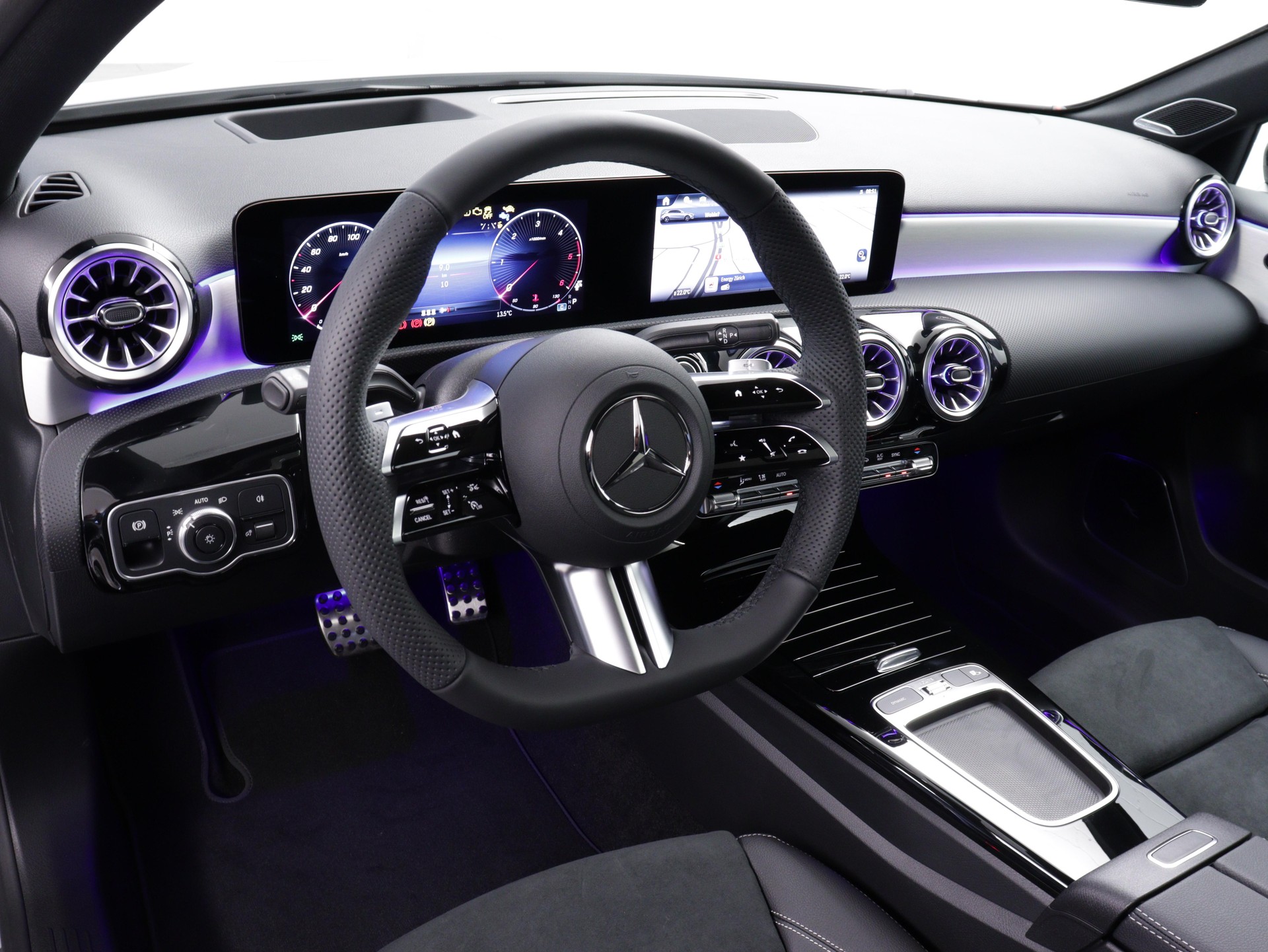 MERCEDES-BENZ A 220 d AMG Line-image-5