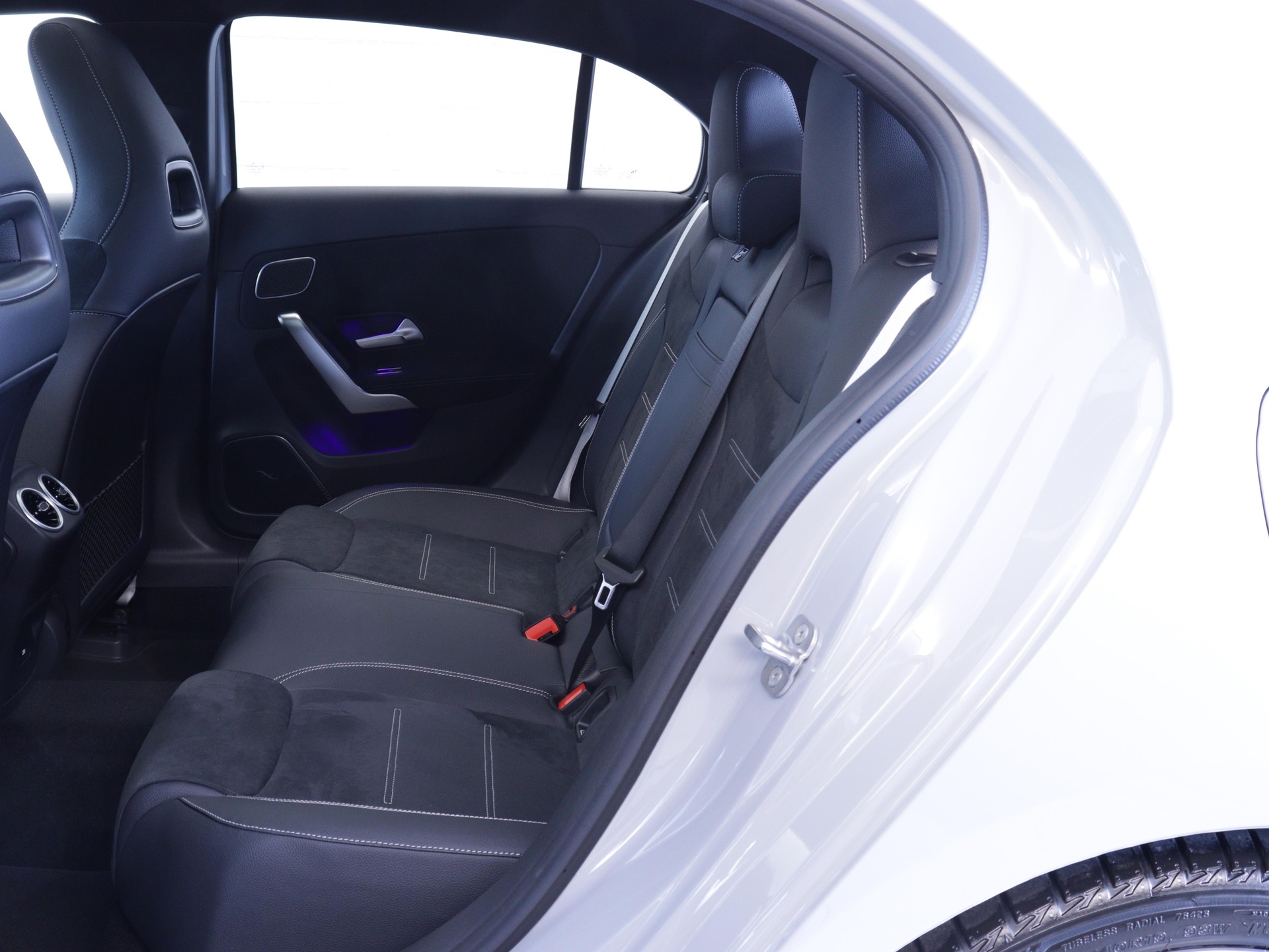 MERCEDES-BENZ A 220 d AMG Line-image-10
