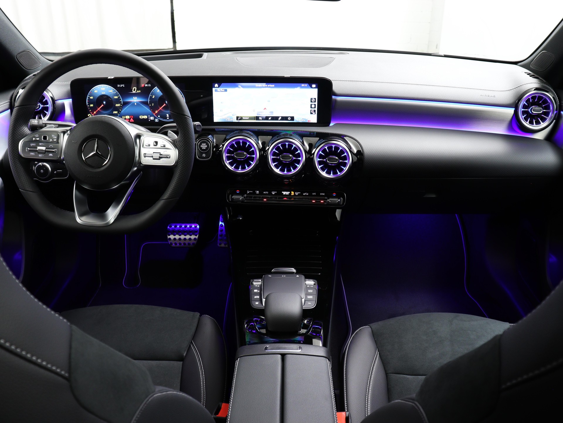 MERCEDES-BENZ A 220 d AMG Line-image-4