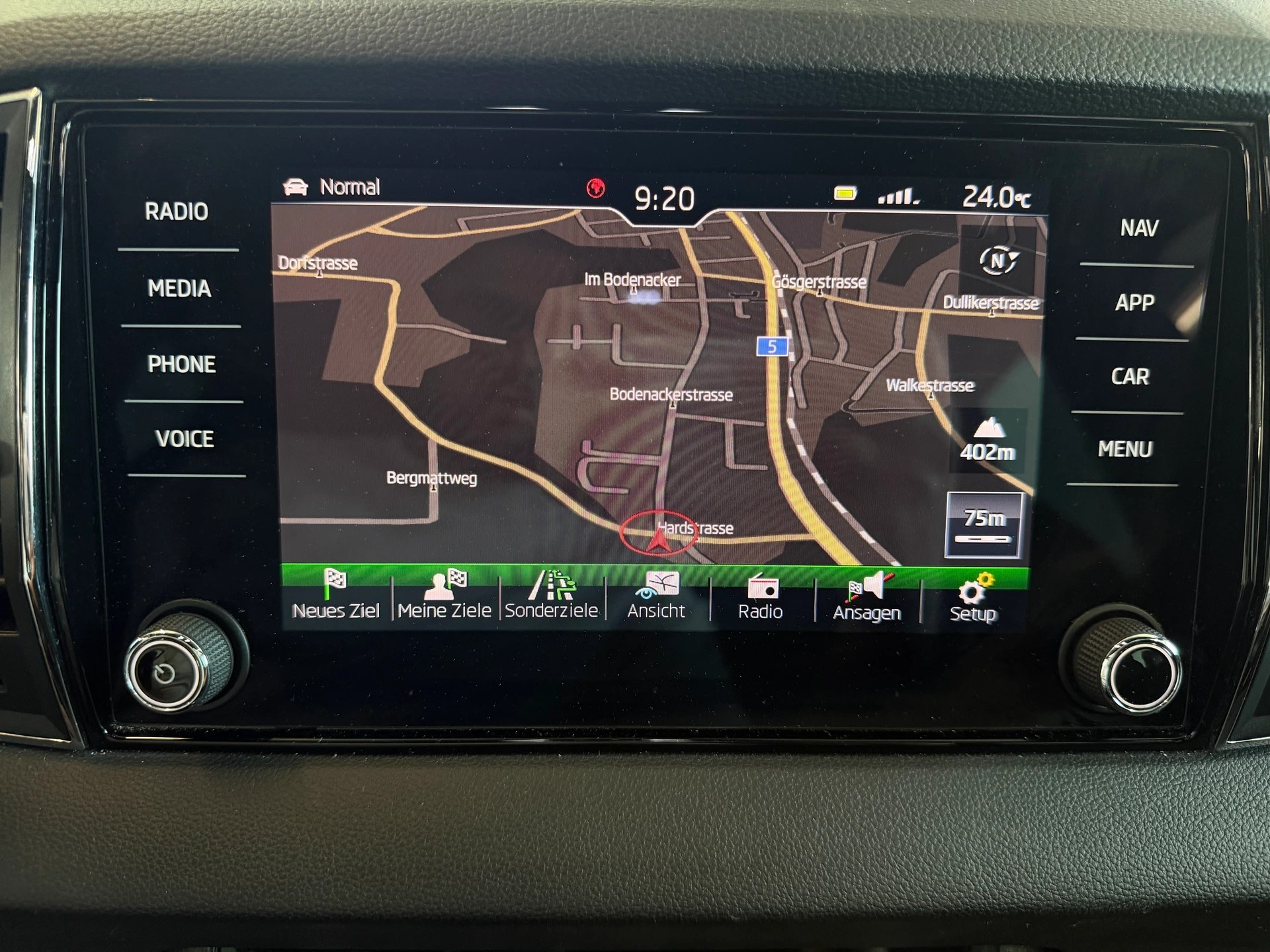 SKODA Karoq 2.0 TSI SportLine 4x4 DSG | CH-Auto | Aus 1-Hand | Frisch MFK | RF-Kamera-image-16