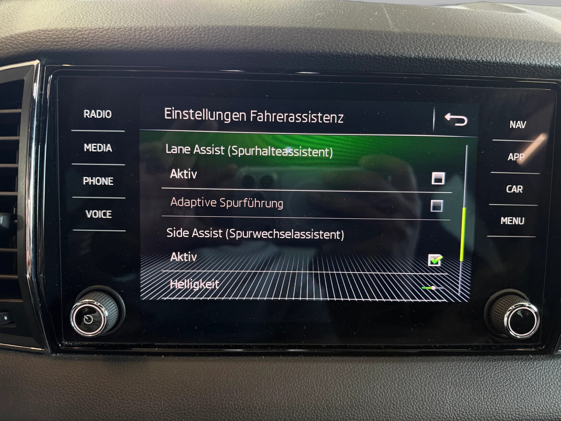 SKODA Karoq 2.0 TSI SportLine 4x4 DSG | CH-Auto | Aus 1-Hand | Frisch MFK | RF-Kamera-image-17