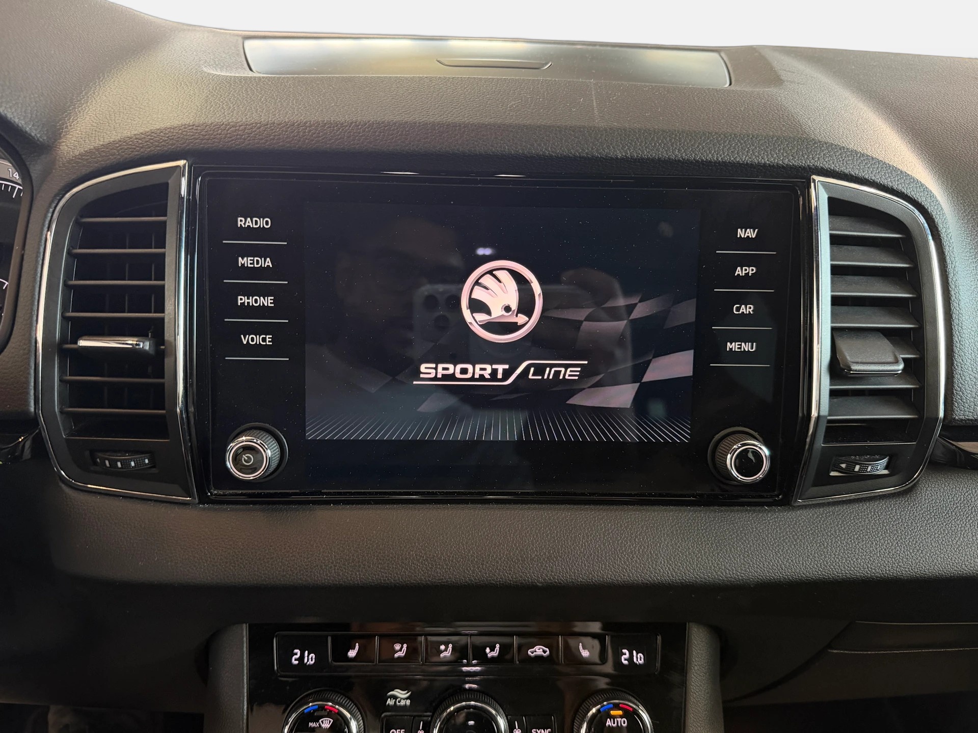 SKODA Karoq 2.0 TSI SportLine 4x4 DSG | CH-Auto | Aus 1-Hand | Frisch MFK | RF-Kamera-image-14