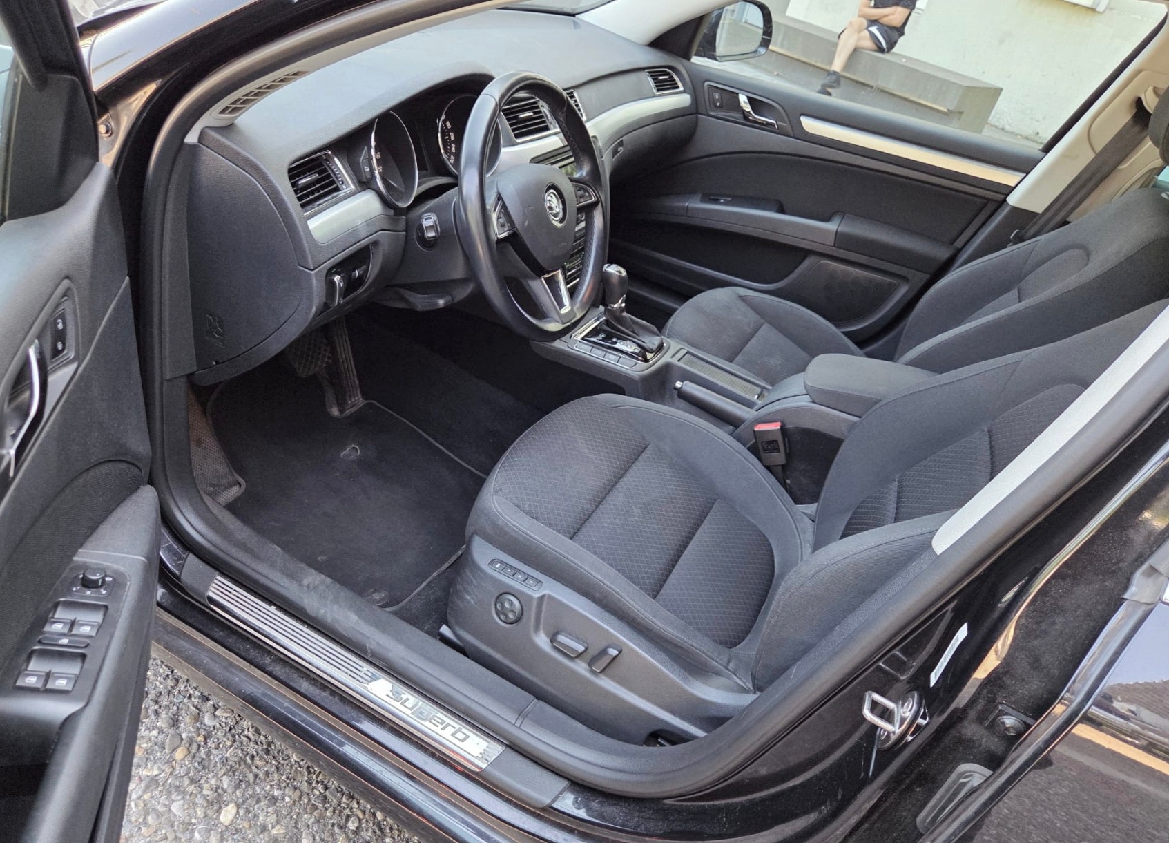 SKODA Superb 2.0 TDi Ambition DSG-image-8