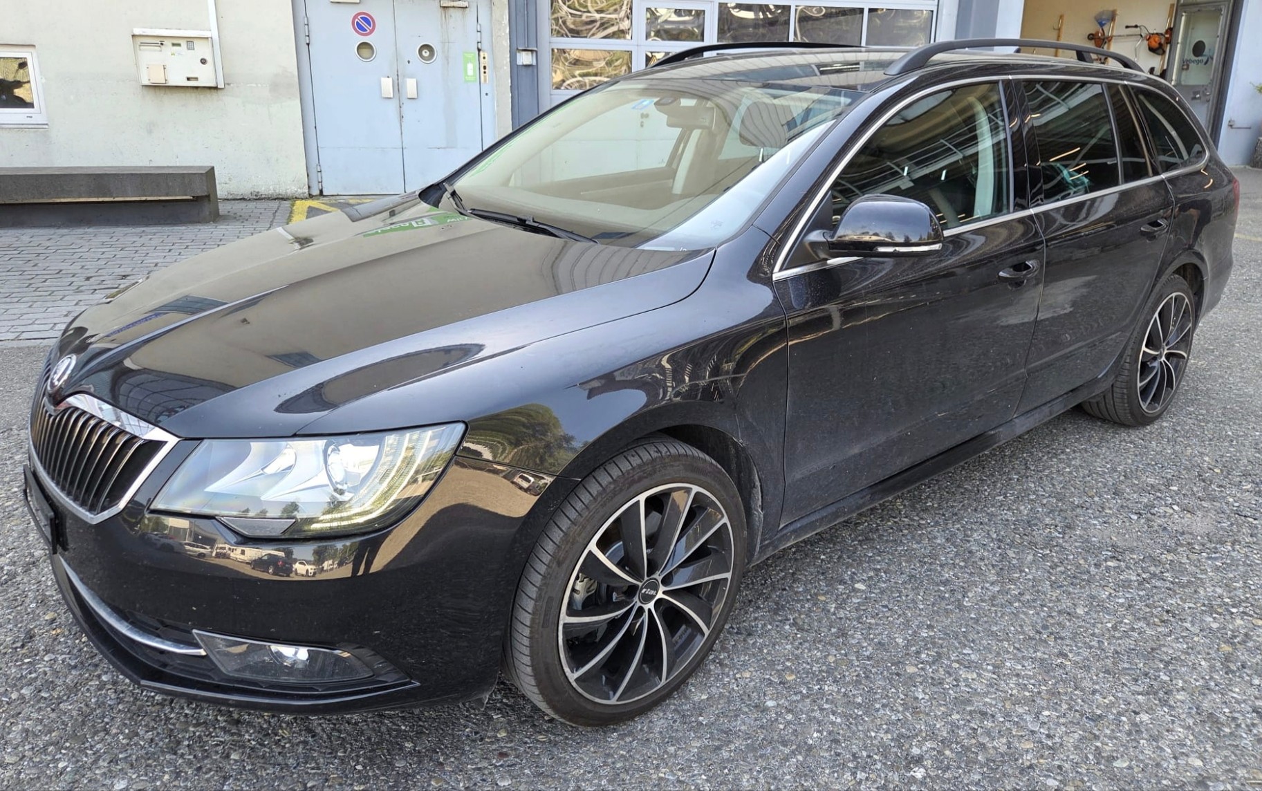 SKODA Superb 2.0 TDi Ambition DSG-image-2