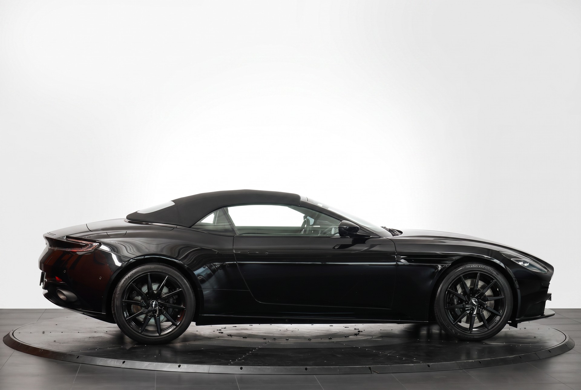 ASTON MARTIN DB11 V8 Volante Touchtronic 3 Shadow Edition-image-4