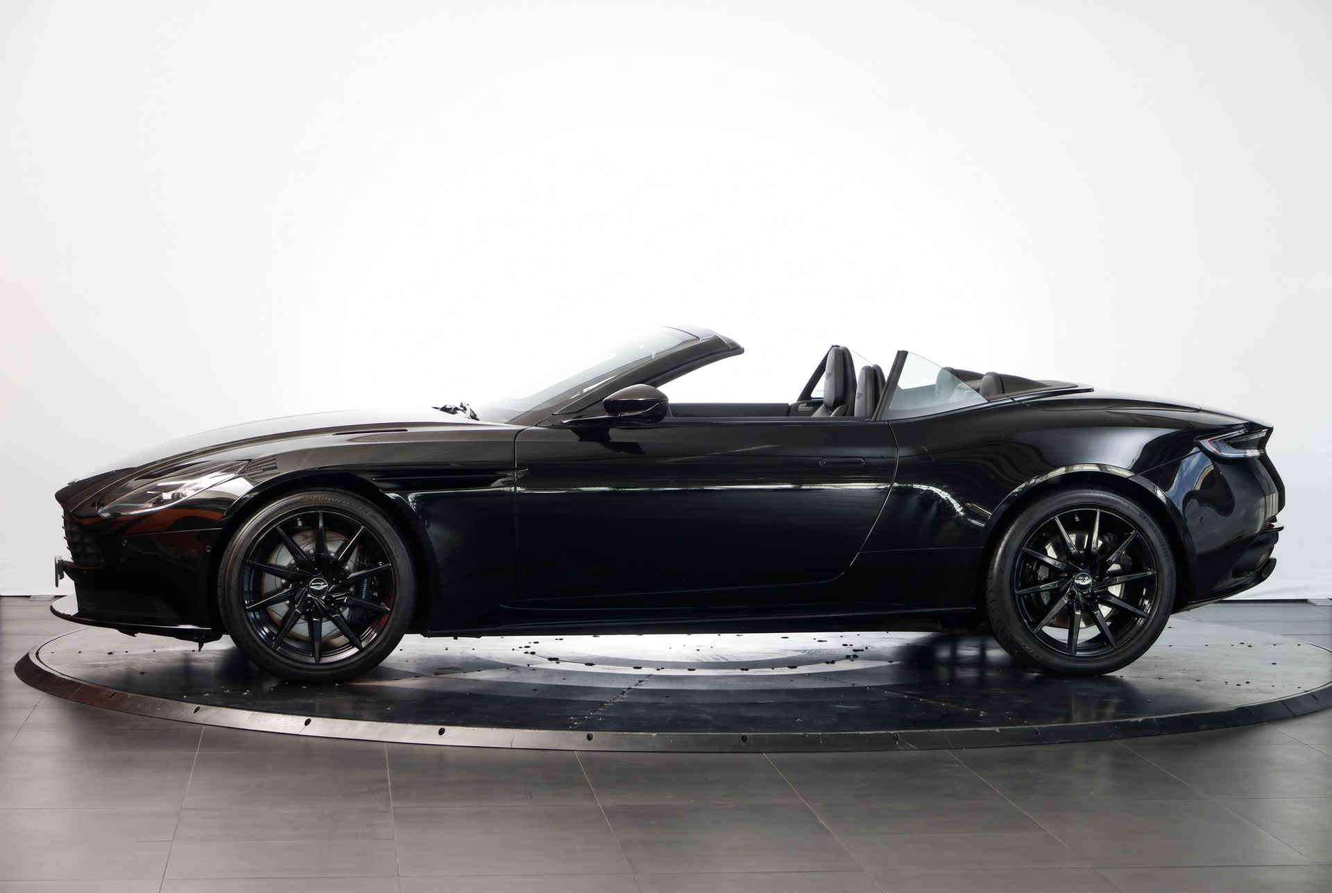 ASTON MARTIN DB11 V8 Volante Touchtronic 3 Shadow Edition-showroom-element-3