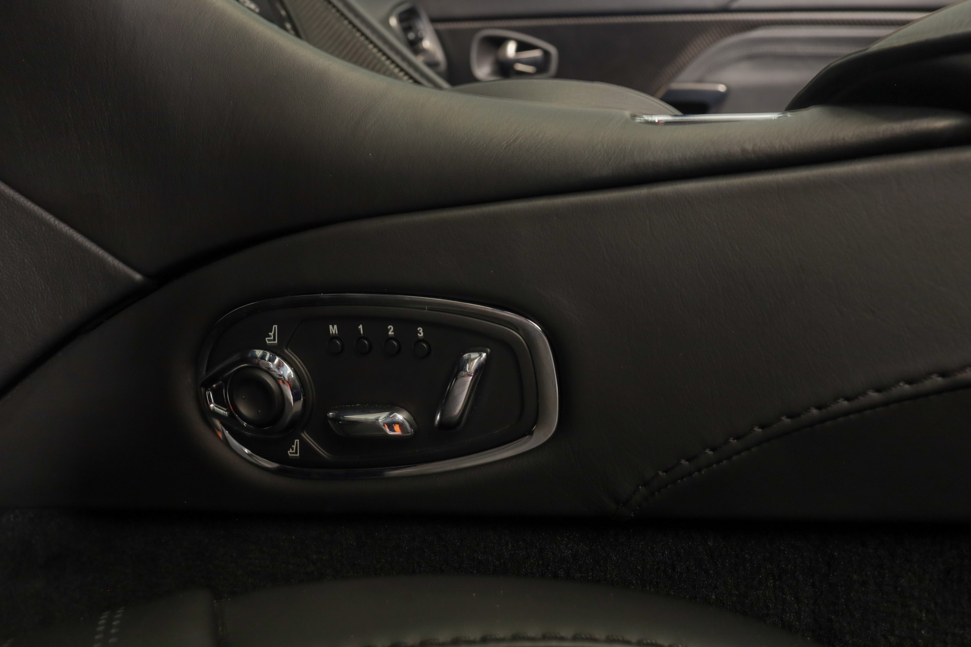 ASTON MARTIN DB11 V8 Volante Touchtronic 3 Shadow Edition-image-19