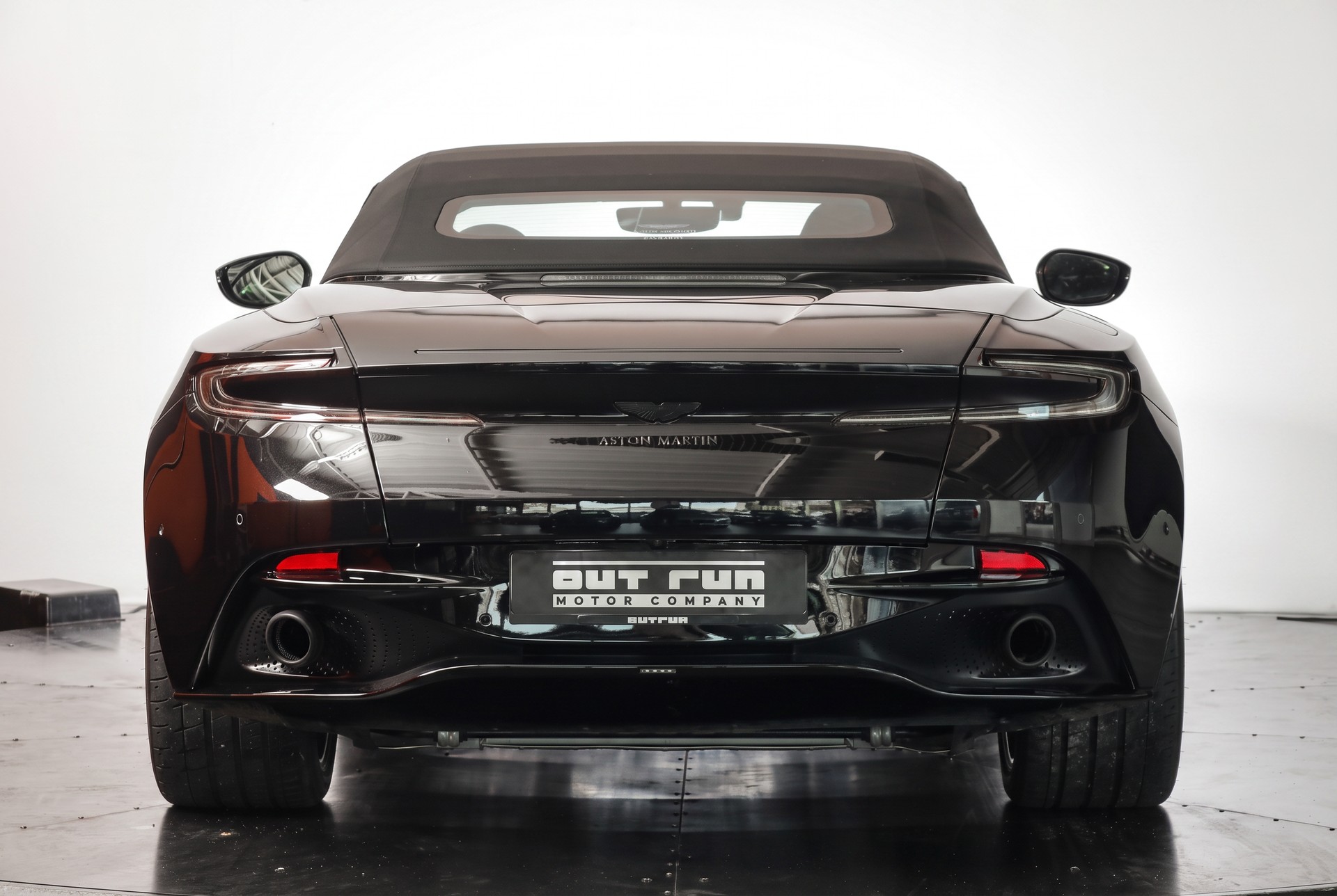 ASTON MARTIN DB11 V8 Volante Touchtronic 3 Shadow Edition-showroom-element-2