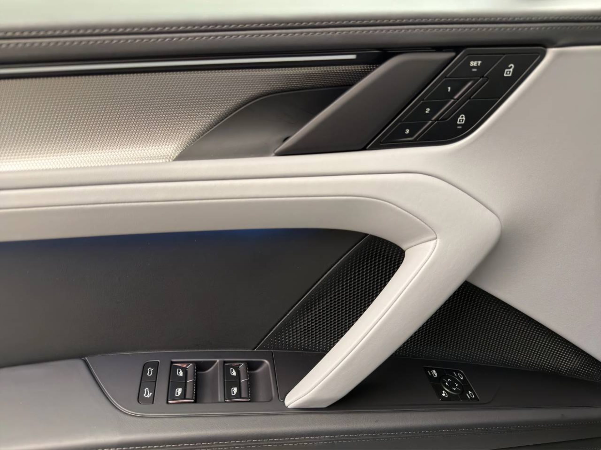 PORSCHE Cayenne Coupé Electric-image-17