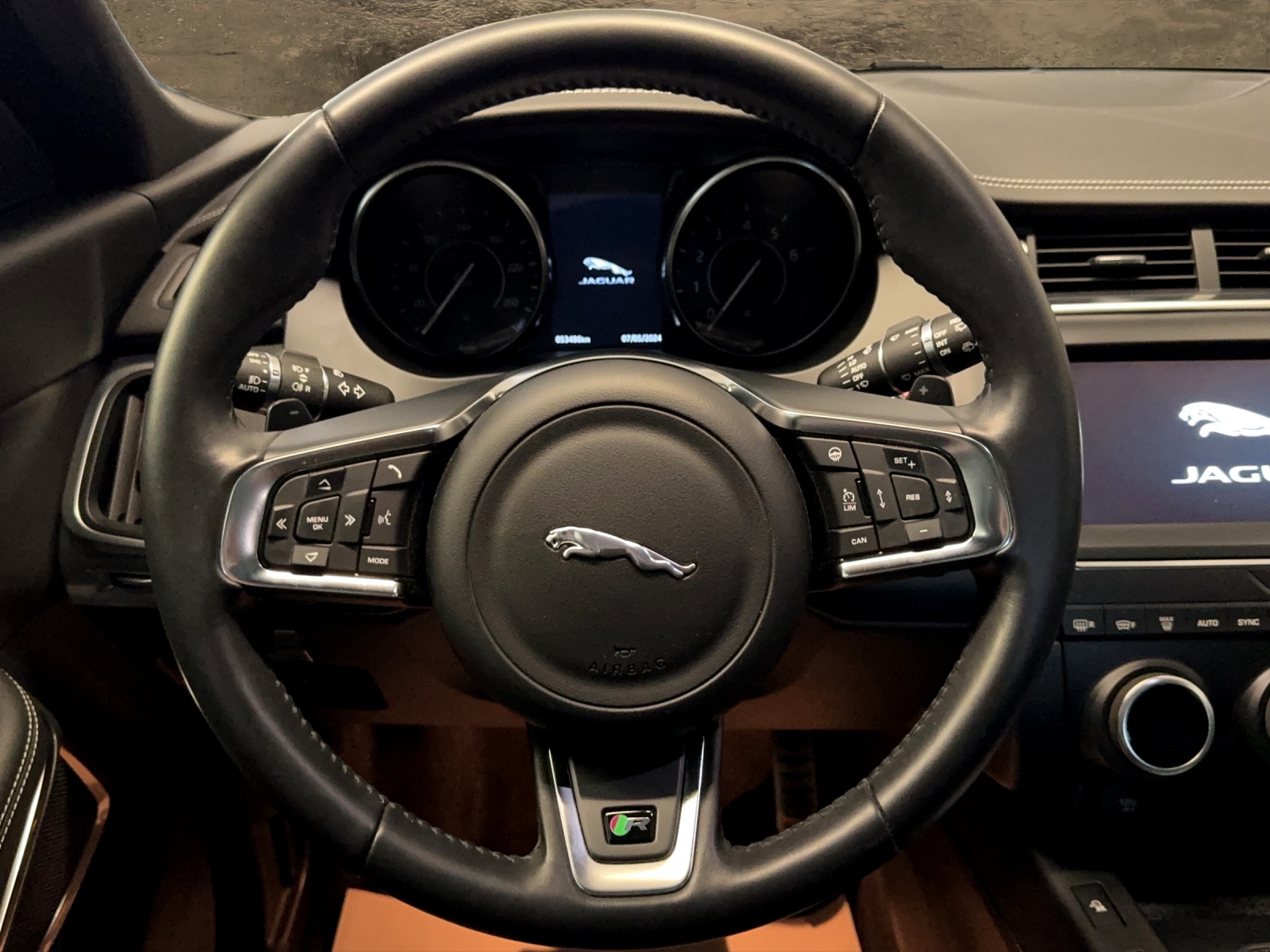 JAGUAR E-Pace 2.0 P250 R-Dynamic AWD Automatik-image-11