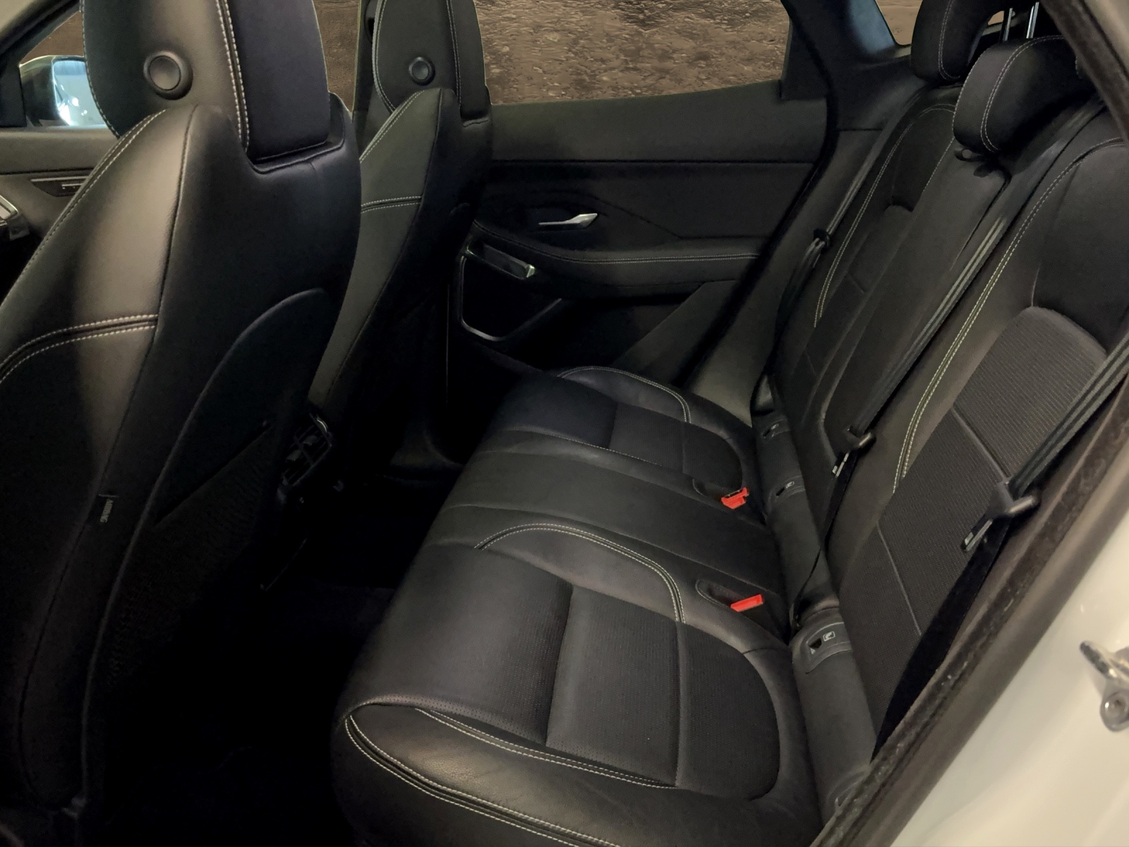JAGUAR E-Pace 2.0 P250 R-Dynamic AWD Automatik-image-9