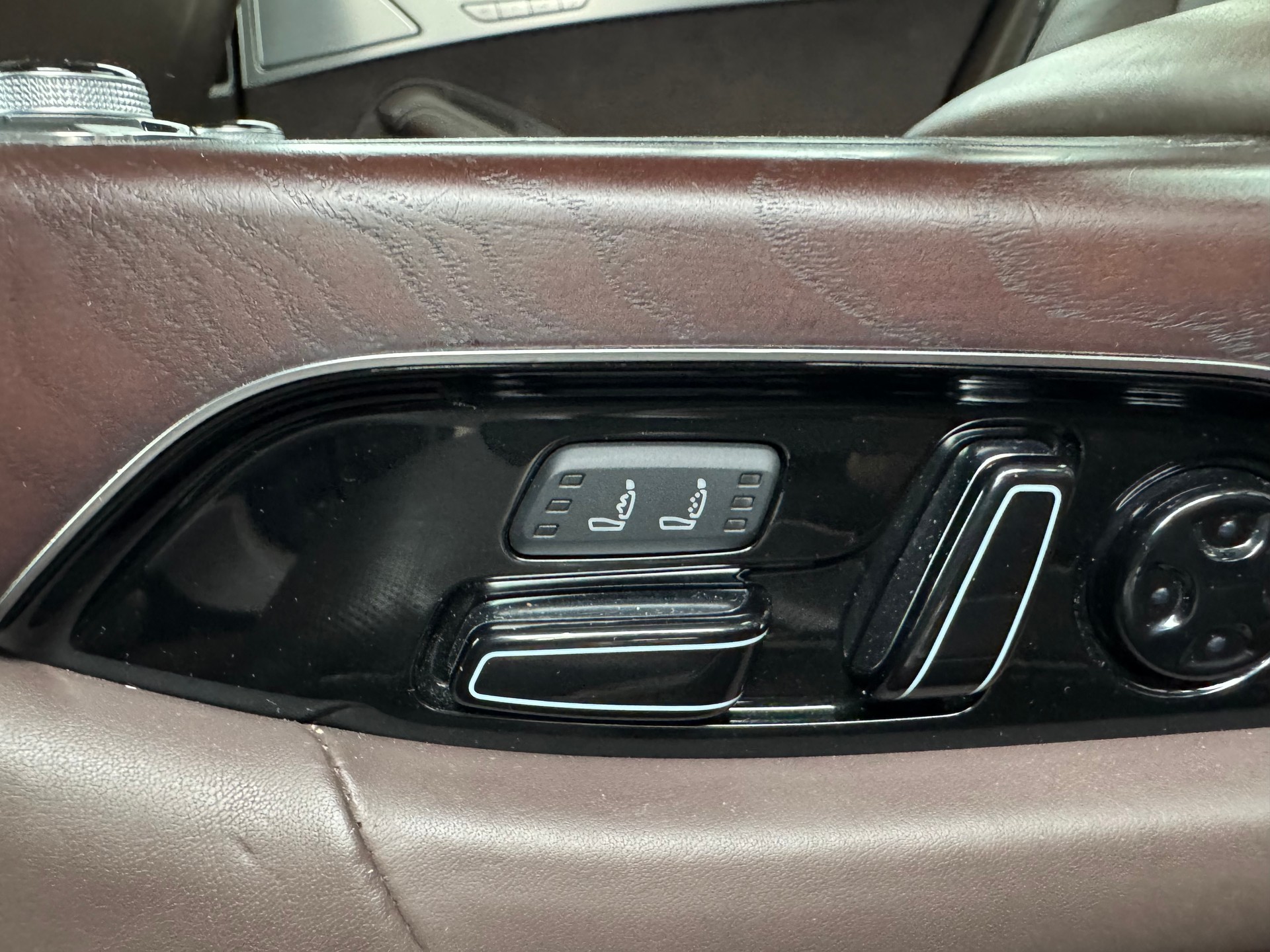 AUDI A8 4.2 FSI quattro tiptronic-image-11