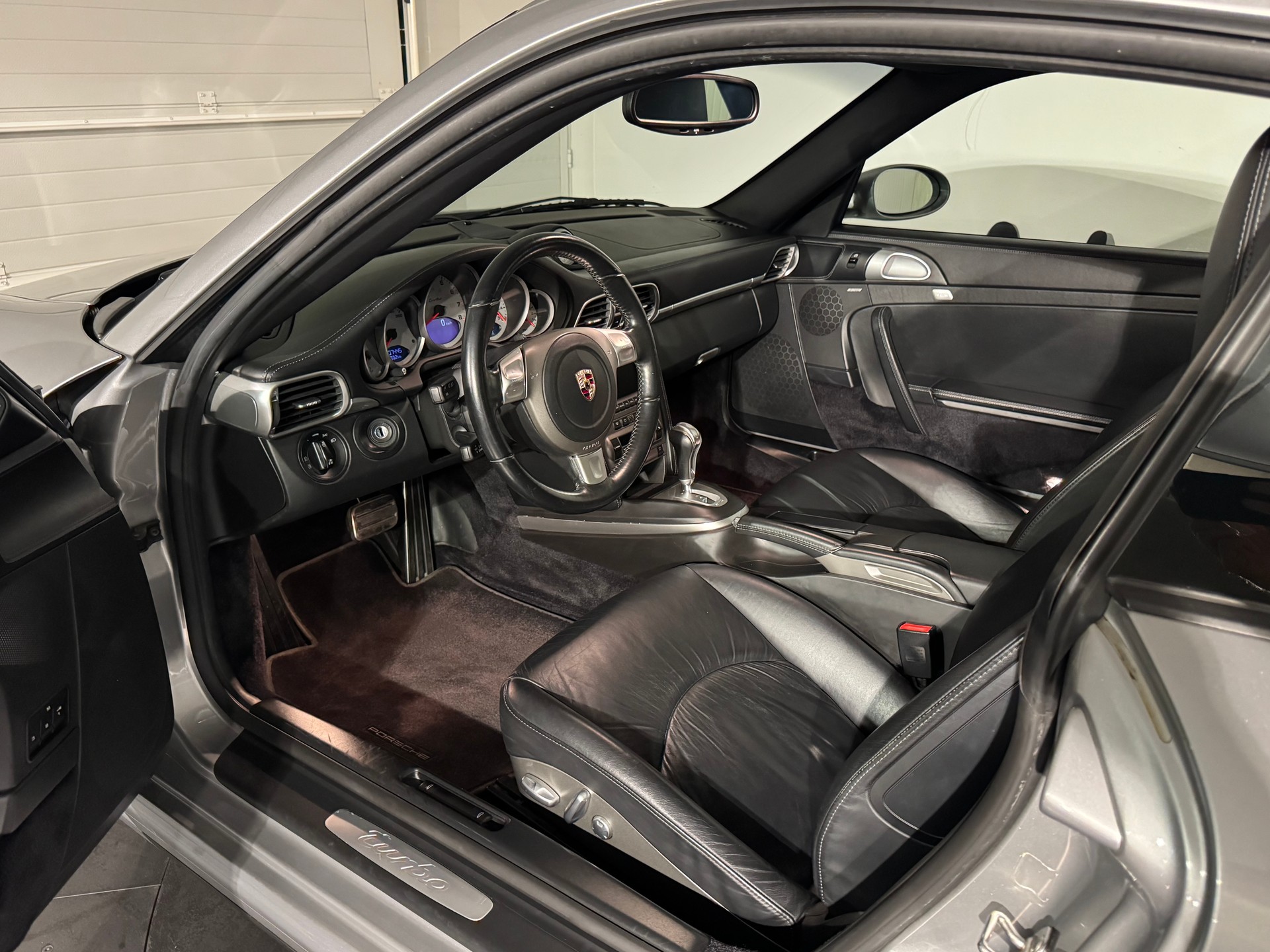 PORSCHE 911 Turbo-image-9