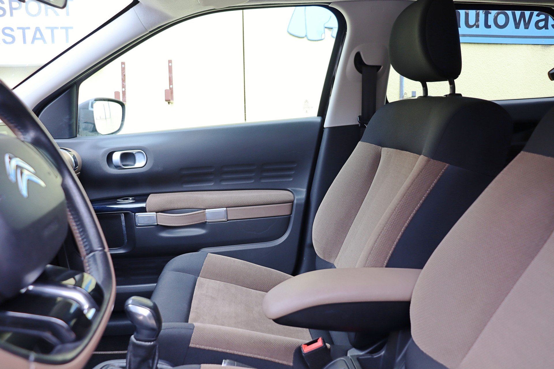 CITROEN C4 Cactus 1.2 VTi Shine-image-11