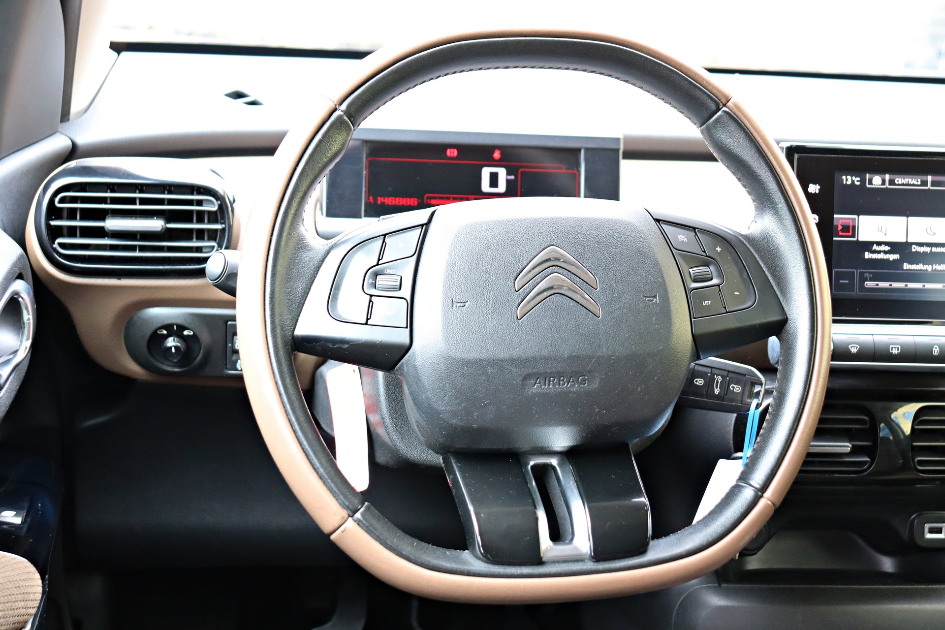 CITROEN C4 Cactus 1.2 VTi Shine-image-9