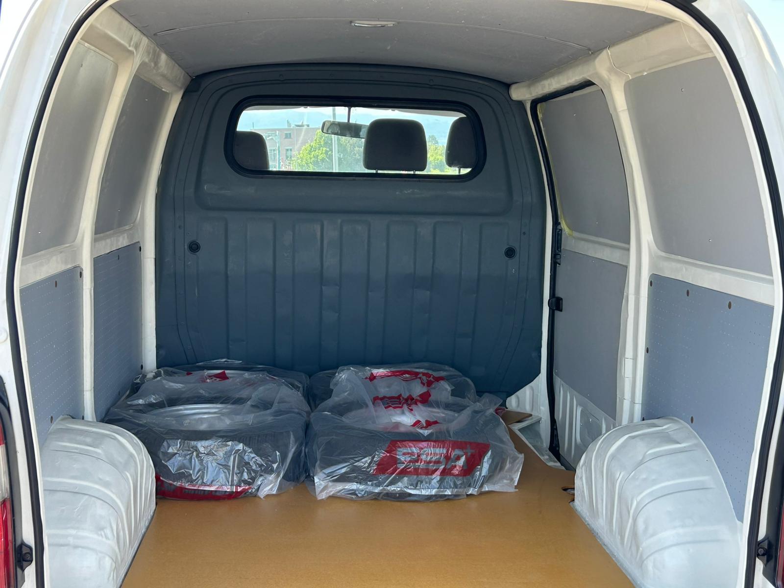TOYOTA Hiace 2.7 Van A-image-15