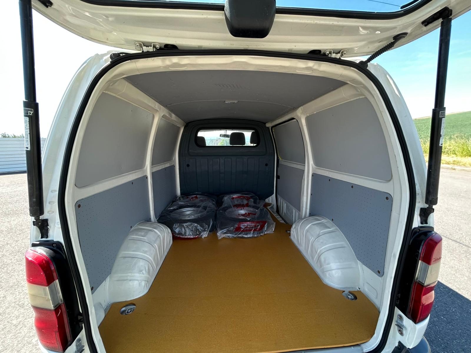 TOYOTA Hiace 2.7 Van A-image-14