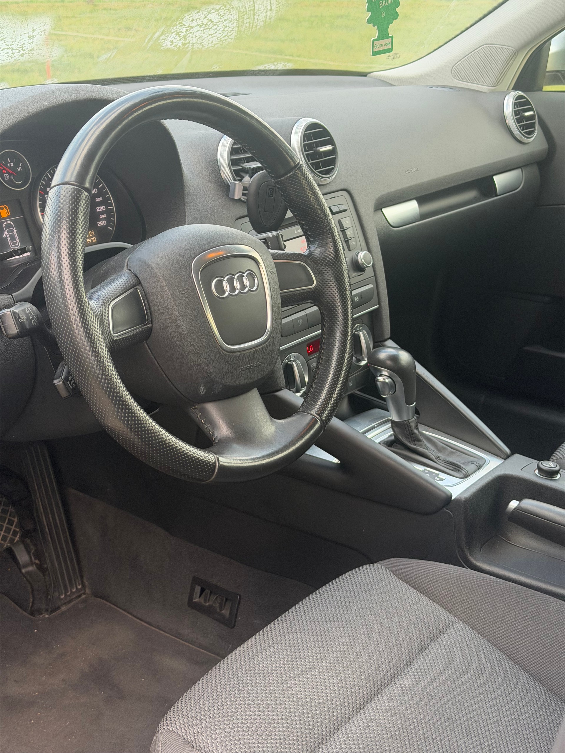 AUDI A3 Sportback 1.8 TFSI Ambiente S-tronic-image-8