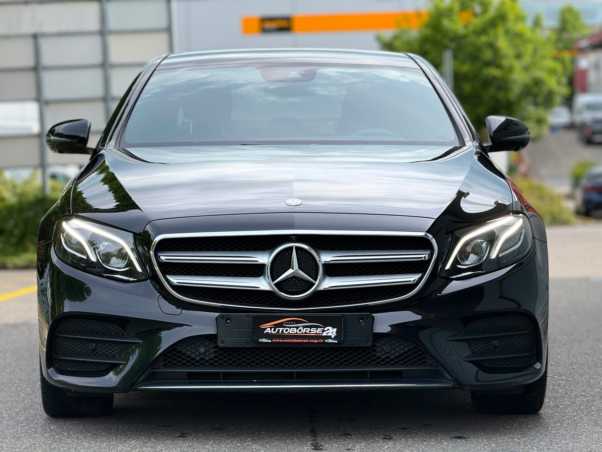 MERCEDES-BENZ E 200 AMG Line-showroom-element-2