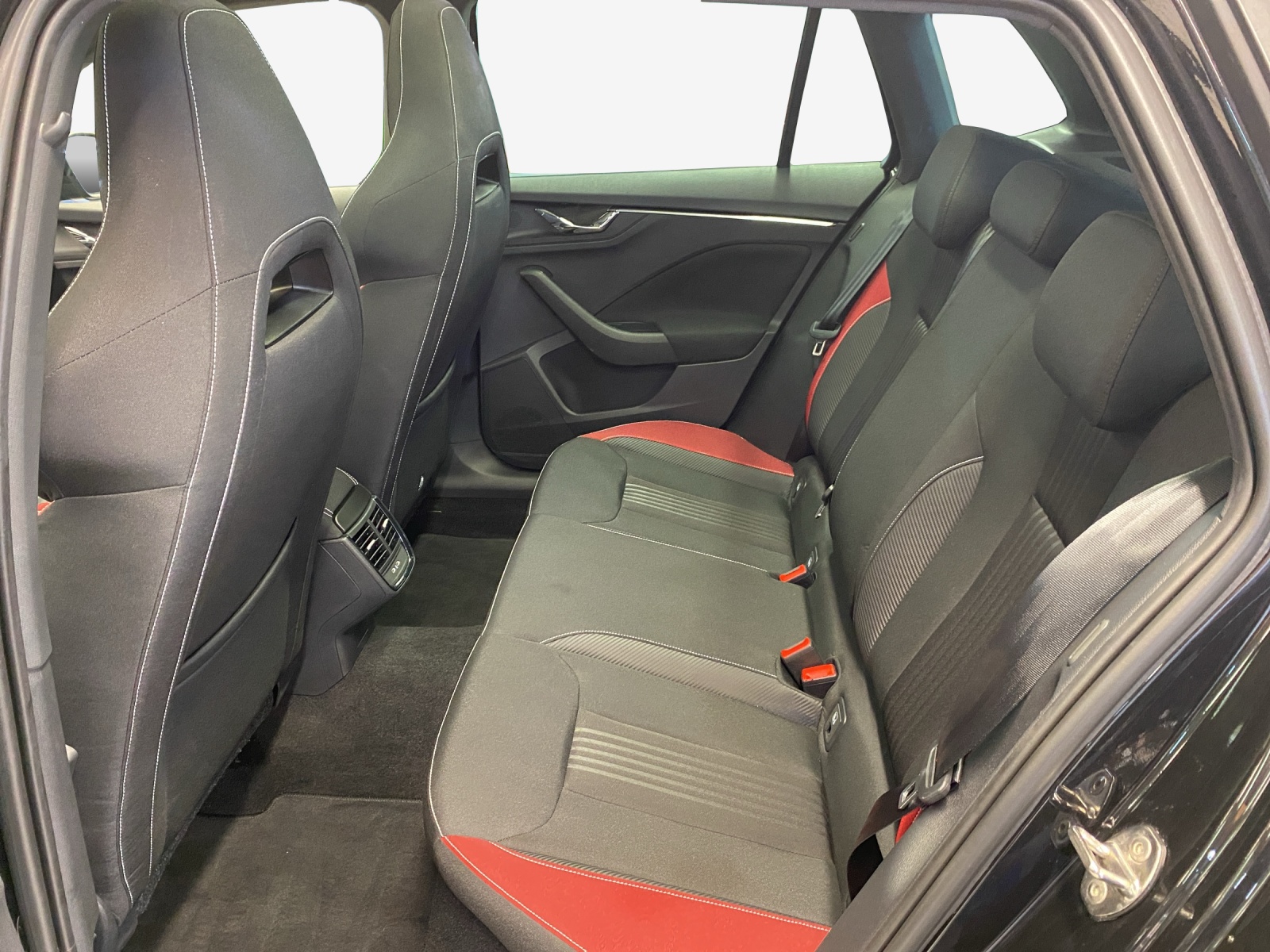 SKODA Kamiq 1.0 TSI Monte Carlo DSG-image-11