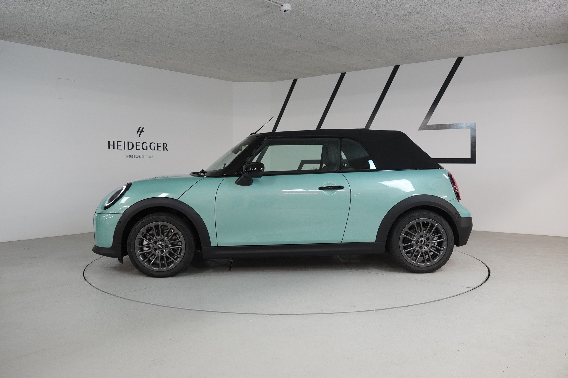 MINI Cooper C Cabriolet DKG-showroom-element-3