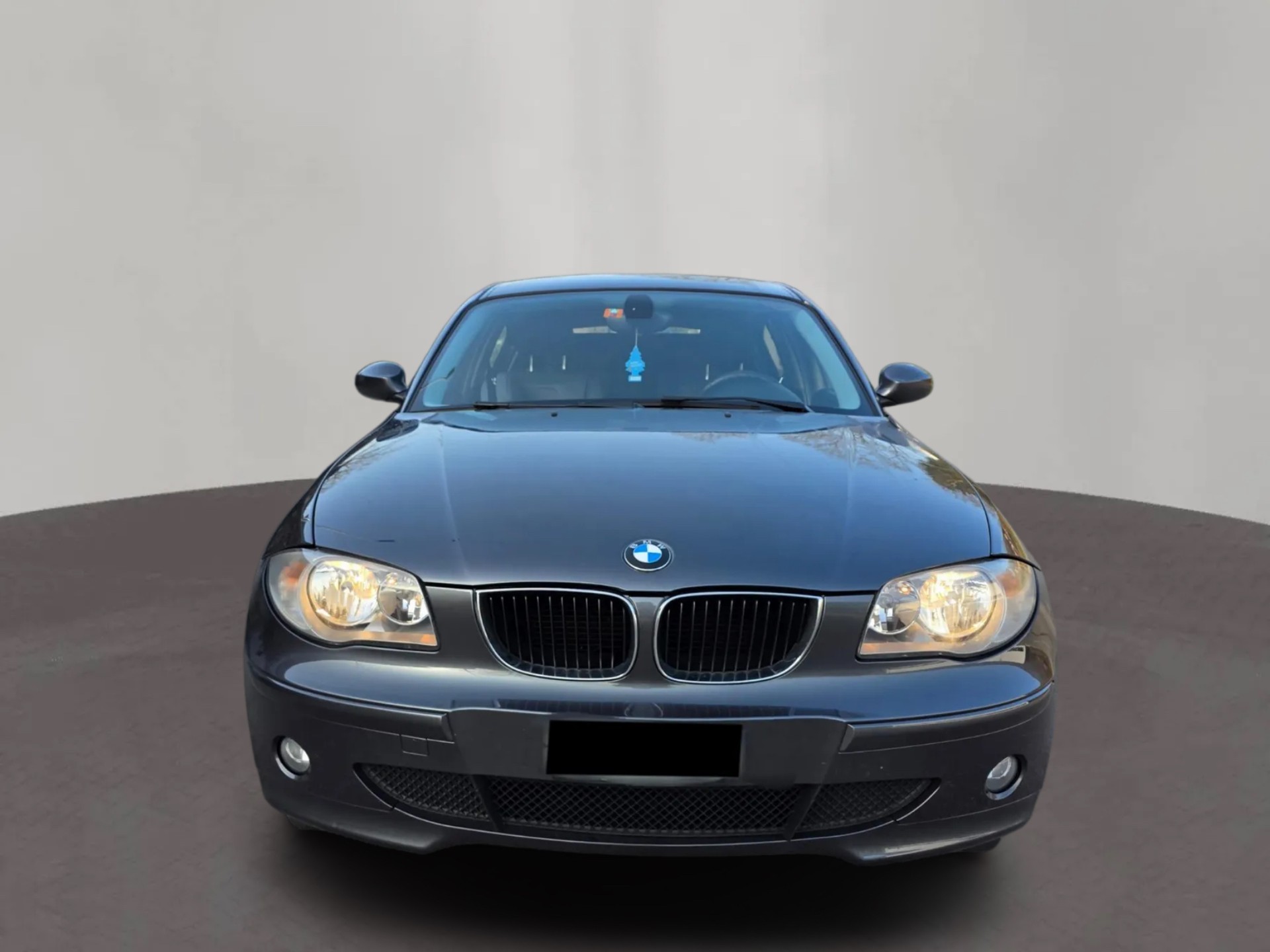 BMW 116i-showroom-element-1