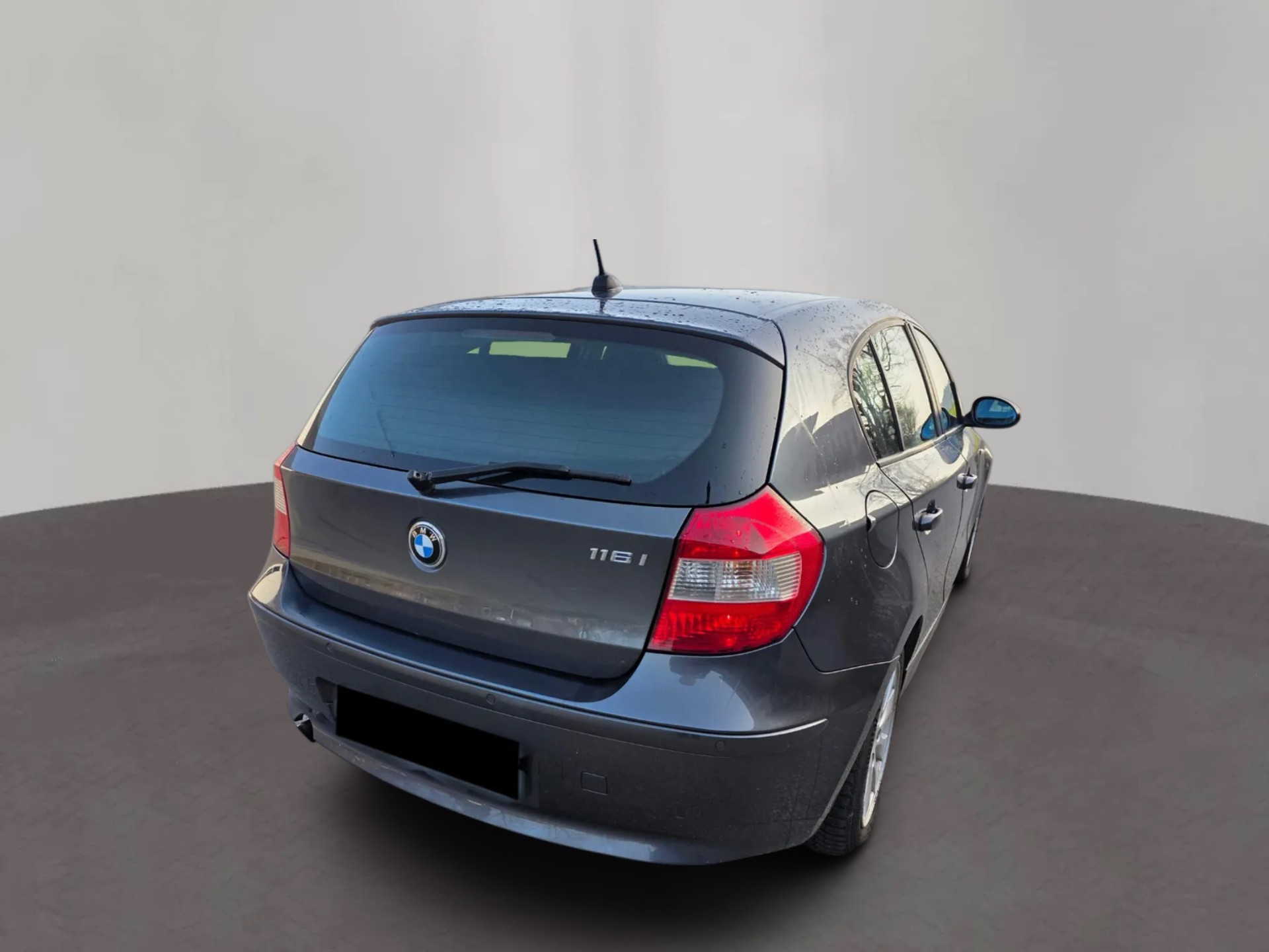 BMW 116i-showroom-element-3