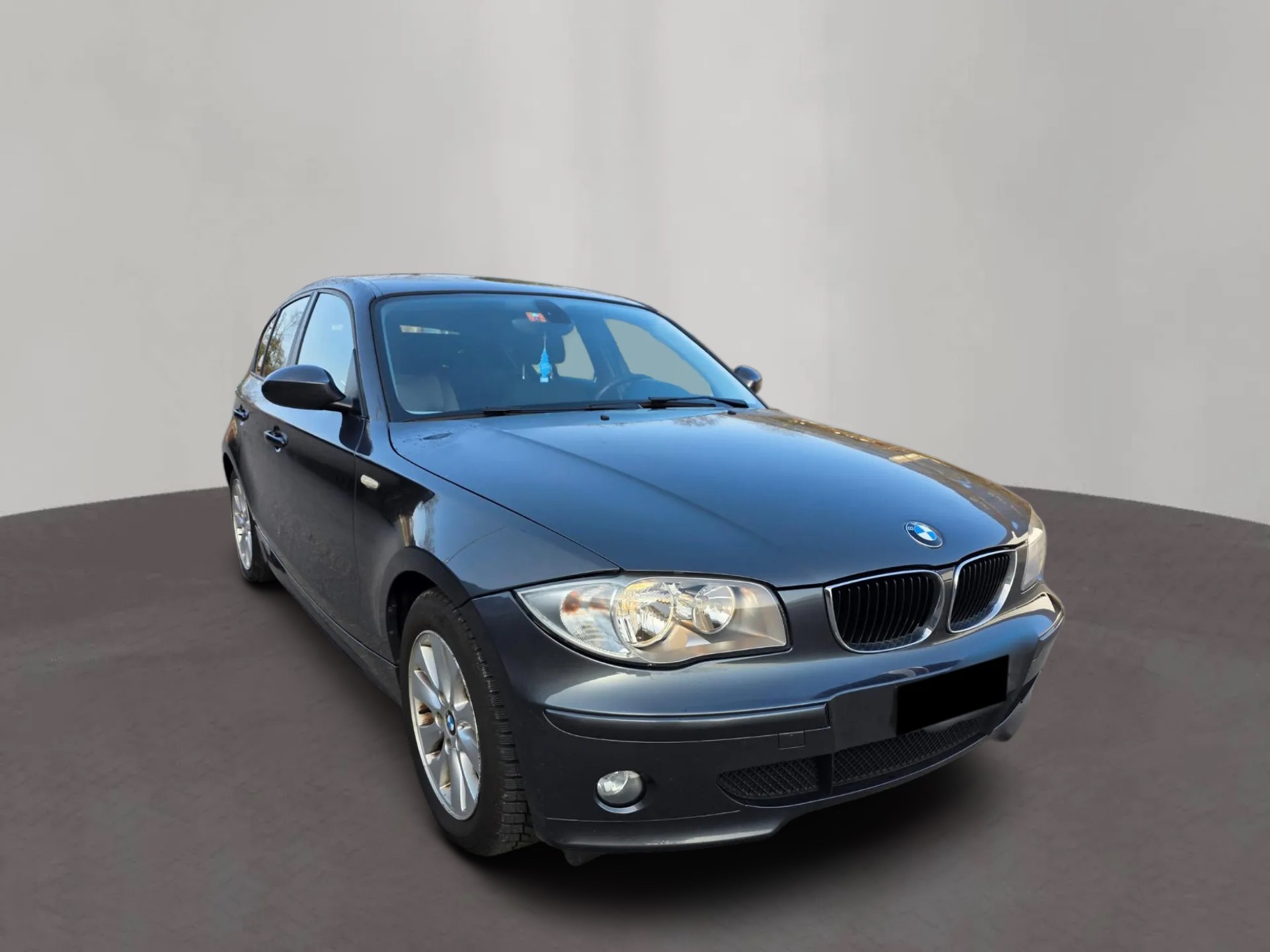BMW 116i-showroom-element-2