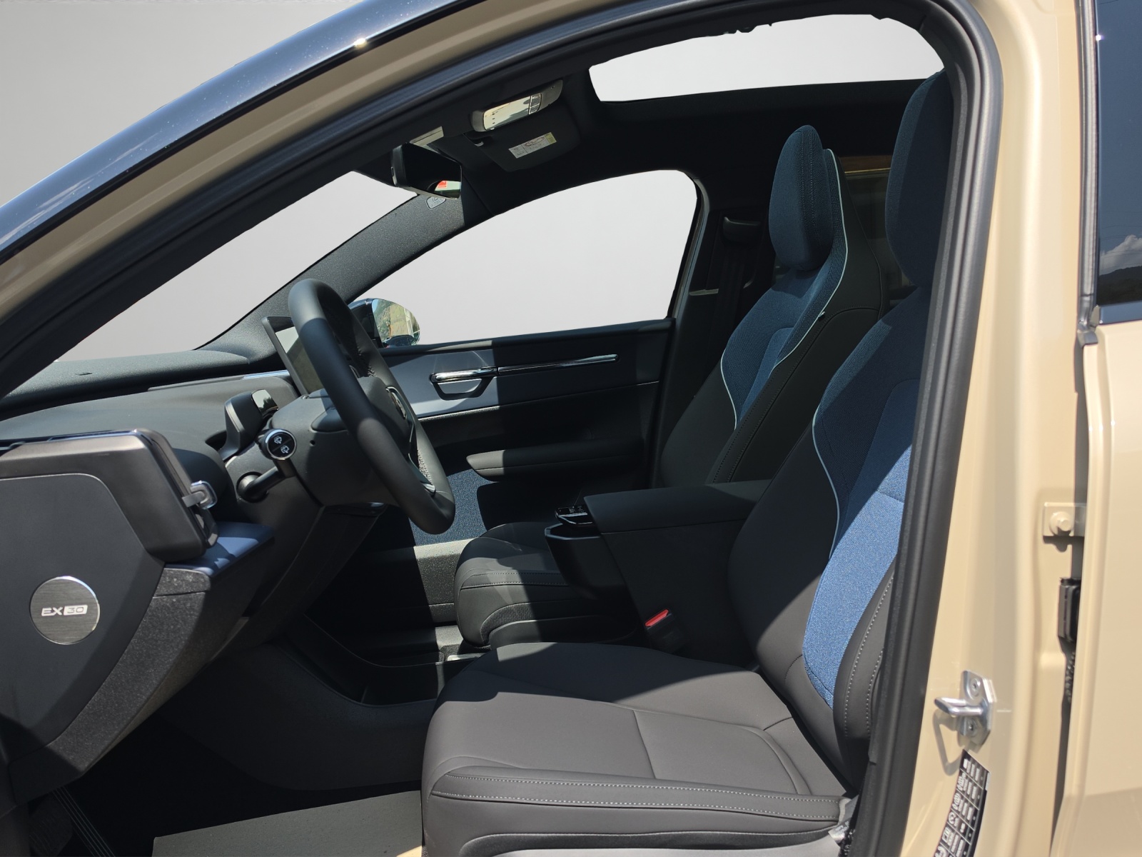 VOLVO EX30 P8 69 kWh AWD Ultra-image-8